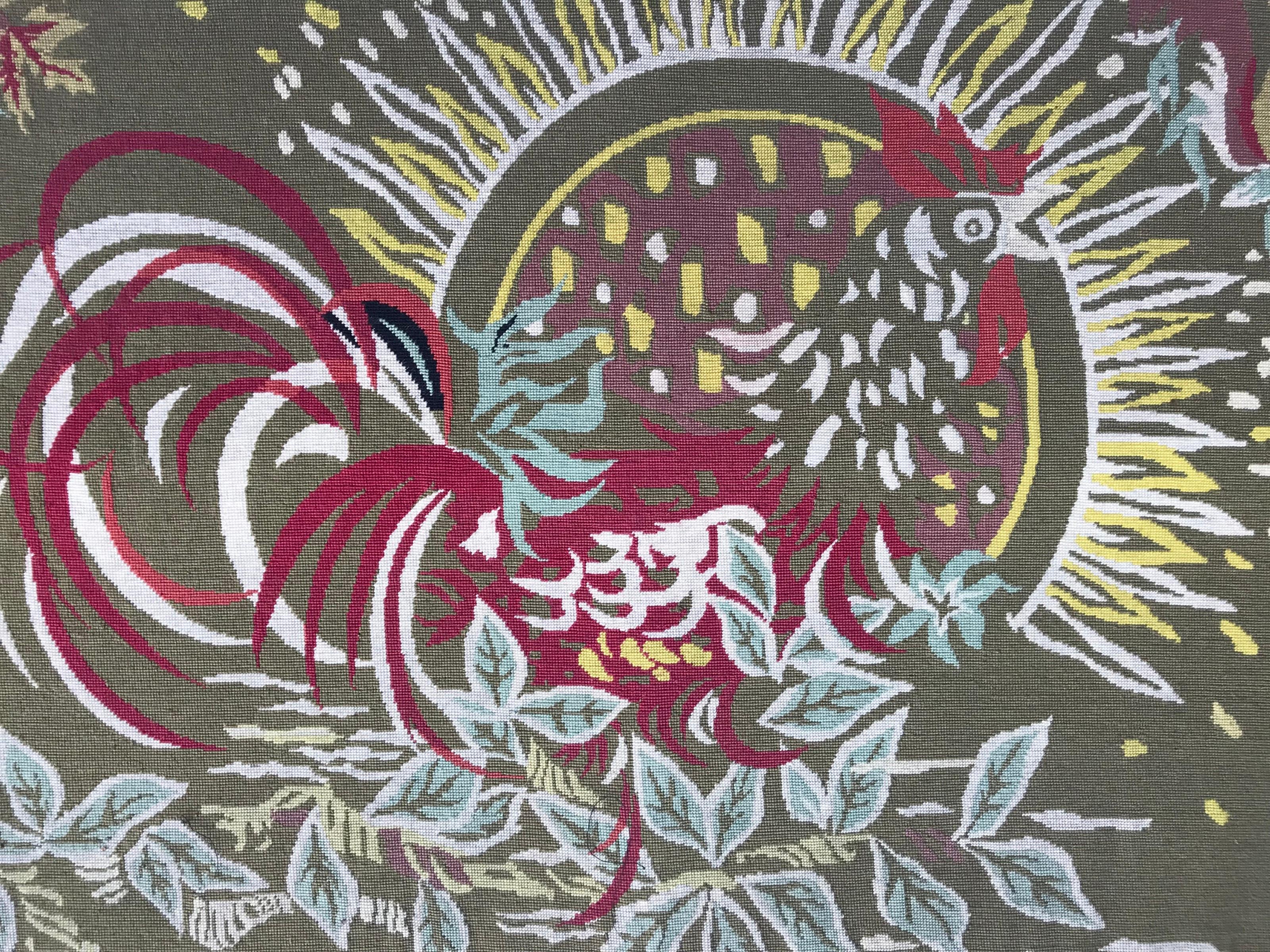 Bonito tapiz francés Art Déco moderno, con diseño de gallo y sol y bellos colores con campo verde, rojo, azul, amarillo y morado, bordado totalmente a mano con el método de punto de aguja con lana.