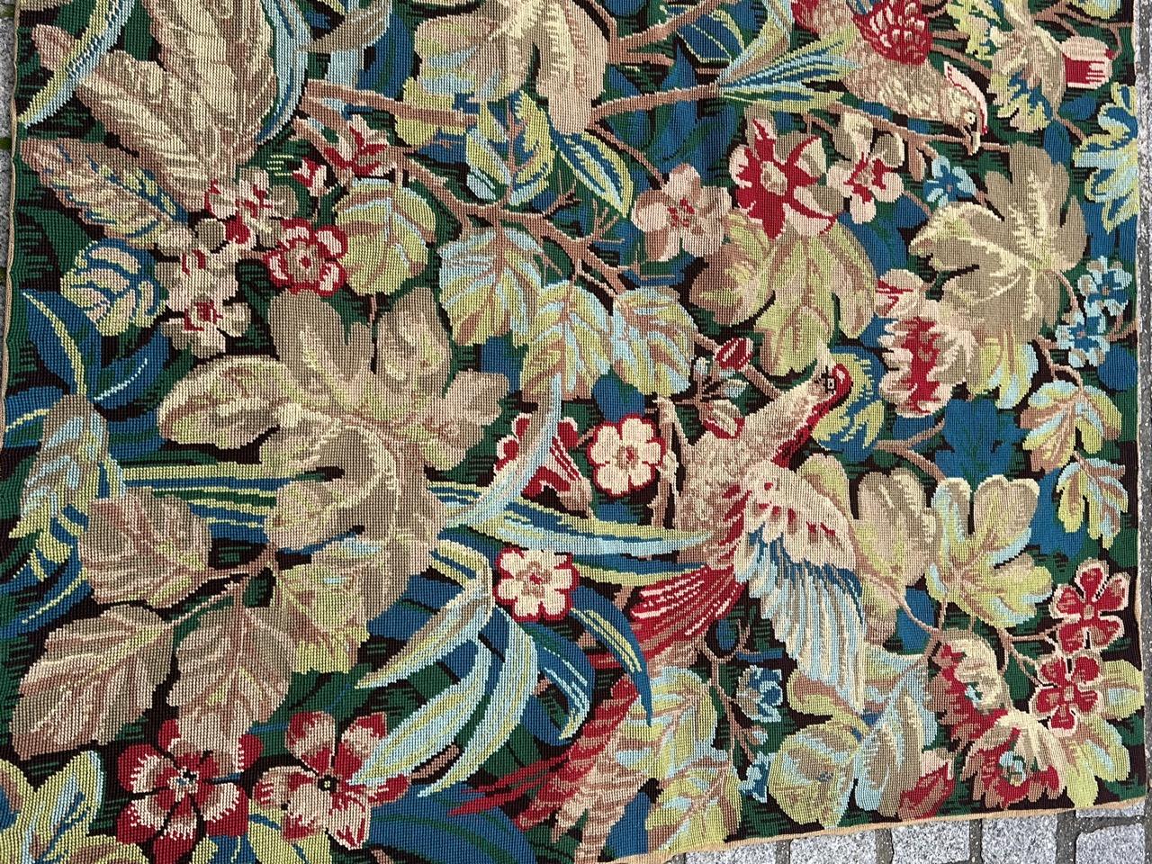 Hübsches modernes Art Deco Design, handgestickte französische Tapisserie mit Wolle auf einem Baumwollgrund. 
Dieser Wandteppich zeigt ein üppiges, von der Natur inspiriertes Design mit einer dichten Komposition, die an europäische dekorative