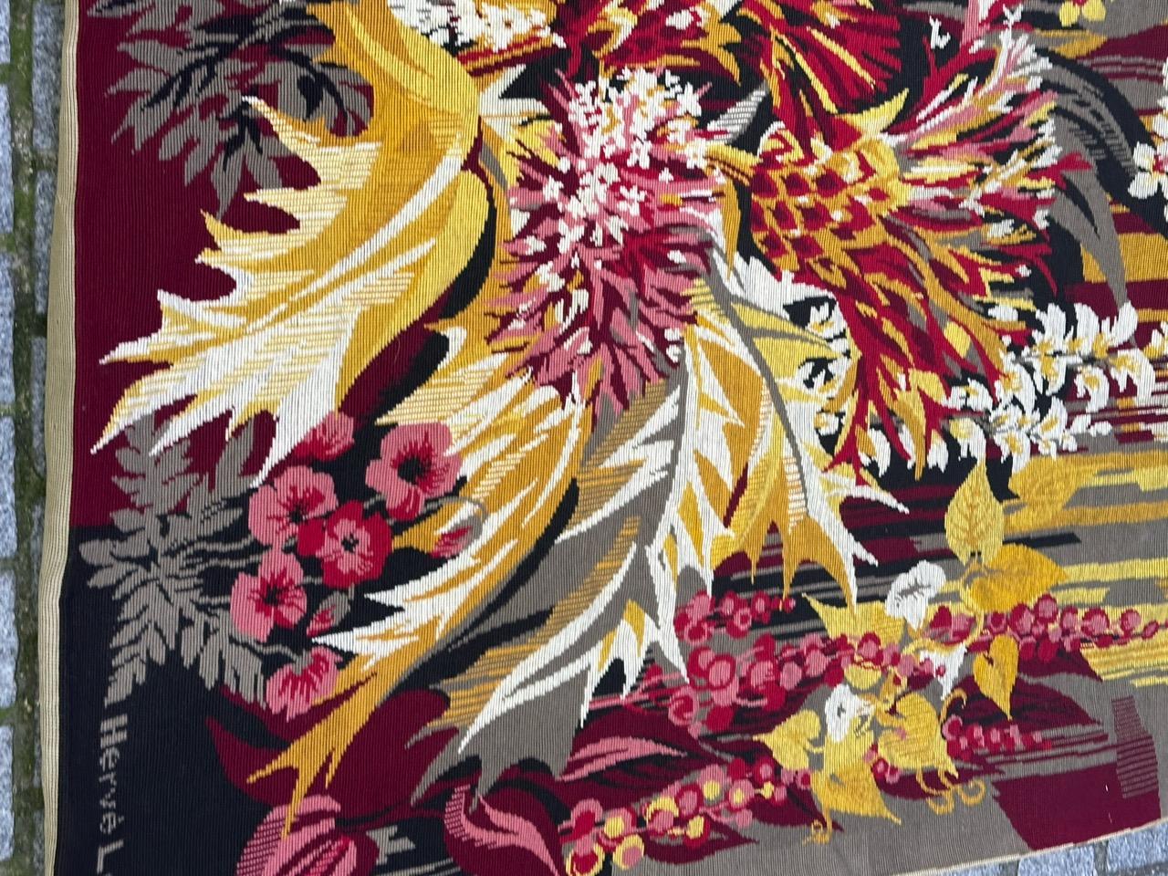 Hübsches modernes Art Deco Design, handgestickte französische Tapisserie mit Wolle auf einem Baumwollgrund. 

Dies ist ein farbenprächtiger Wandteppich mit einer üppigen, fast explosiven Anordnung von stilisiertem Laub und Blüten. Die Komposition