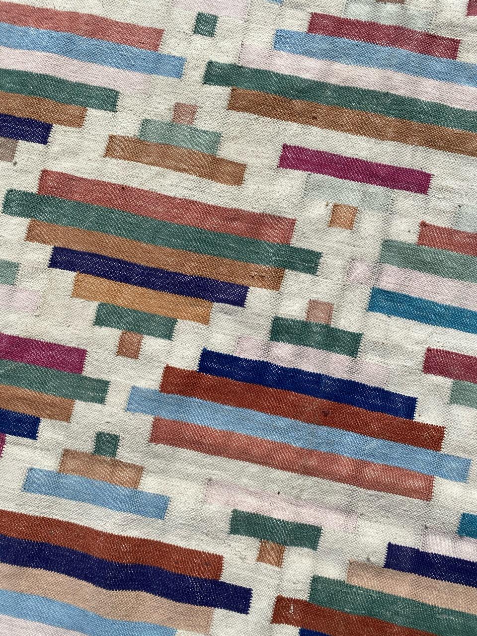 Schöner flacher indischer Durhie-Kelim-Teppich in schönem modernem Design (Indisch) im Angebot