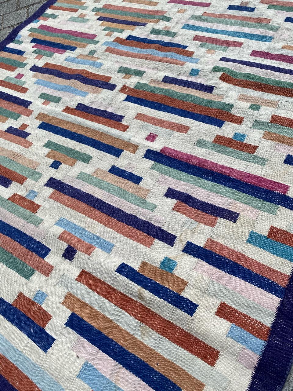 Schöner flacher indischer Durhie-Kelim-Teppich in schönem modernem Design (20. Jahrhundert) im Angebot