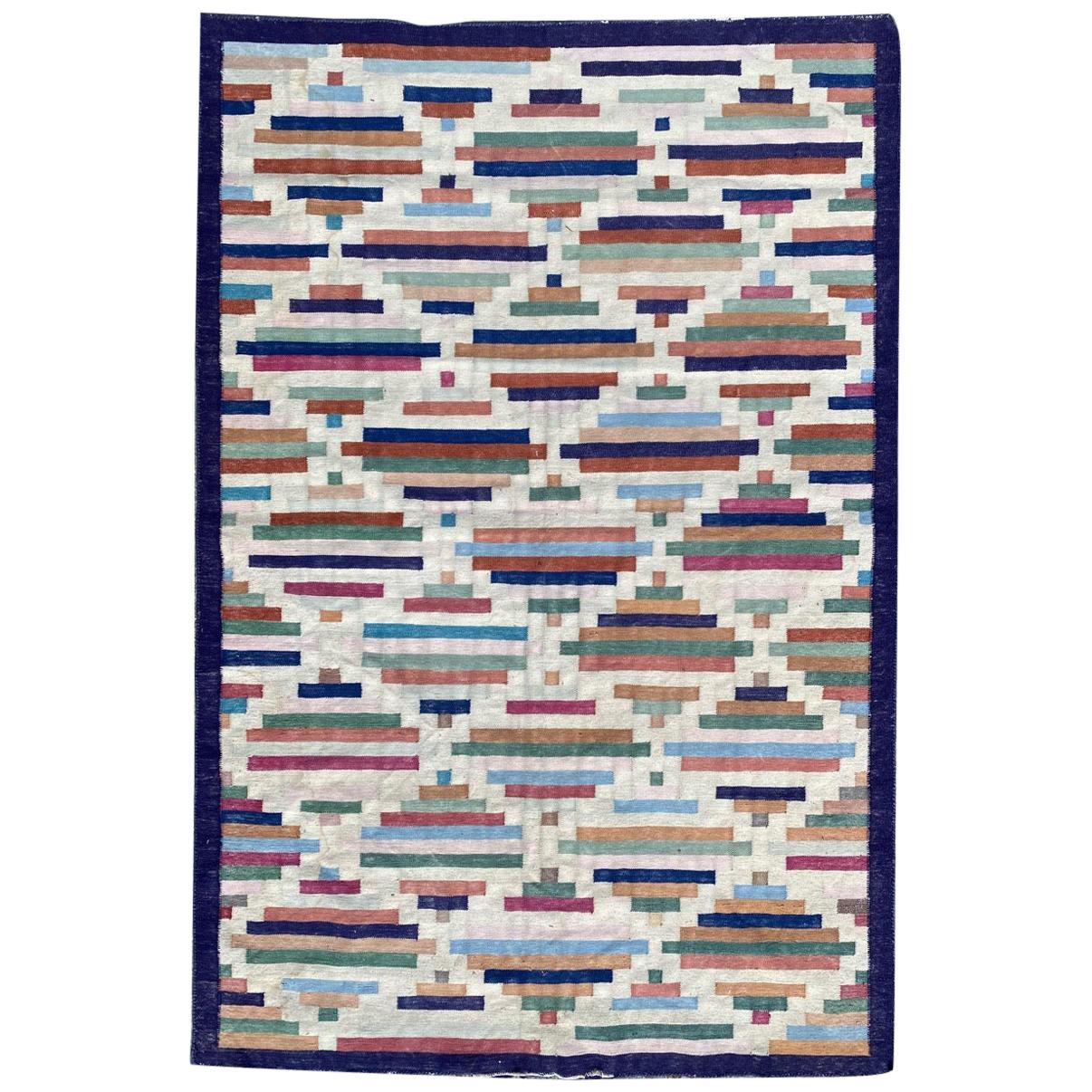 Schöner flacher indischer Durhie-Kelim-Teppich in schönem modernem Design im Angebot