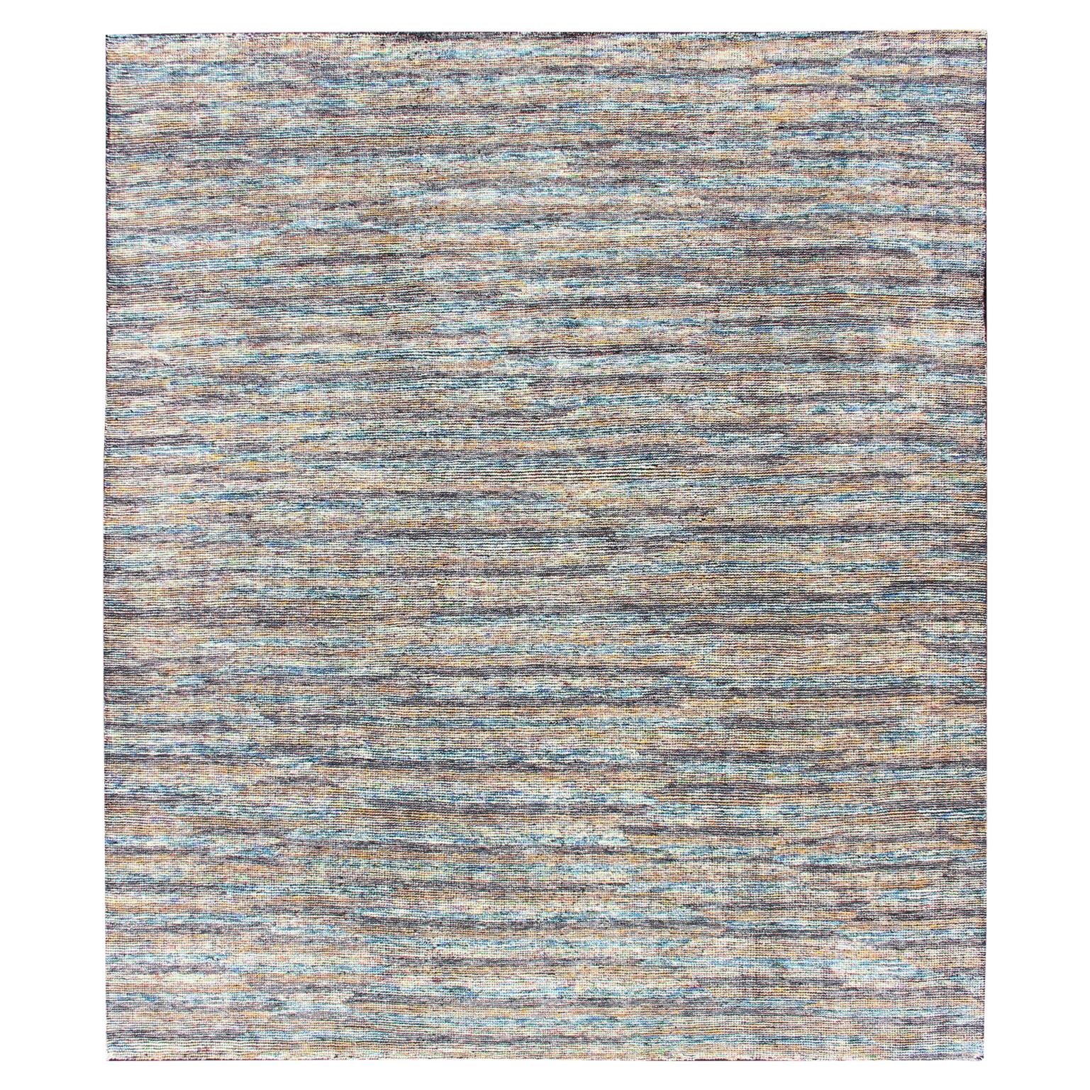 Magnifique tapis moderne vieilli dans de multiples nuances de gris, violet, bleu et jaune