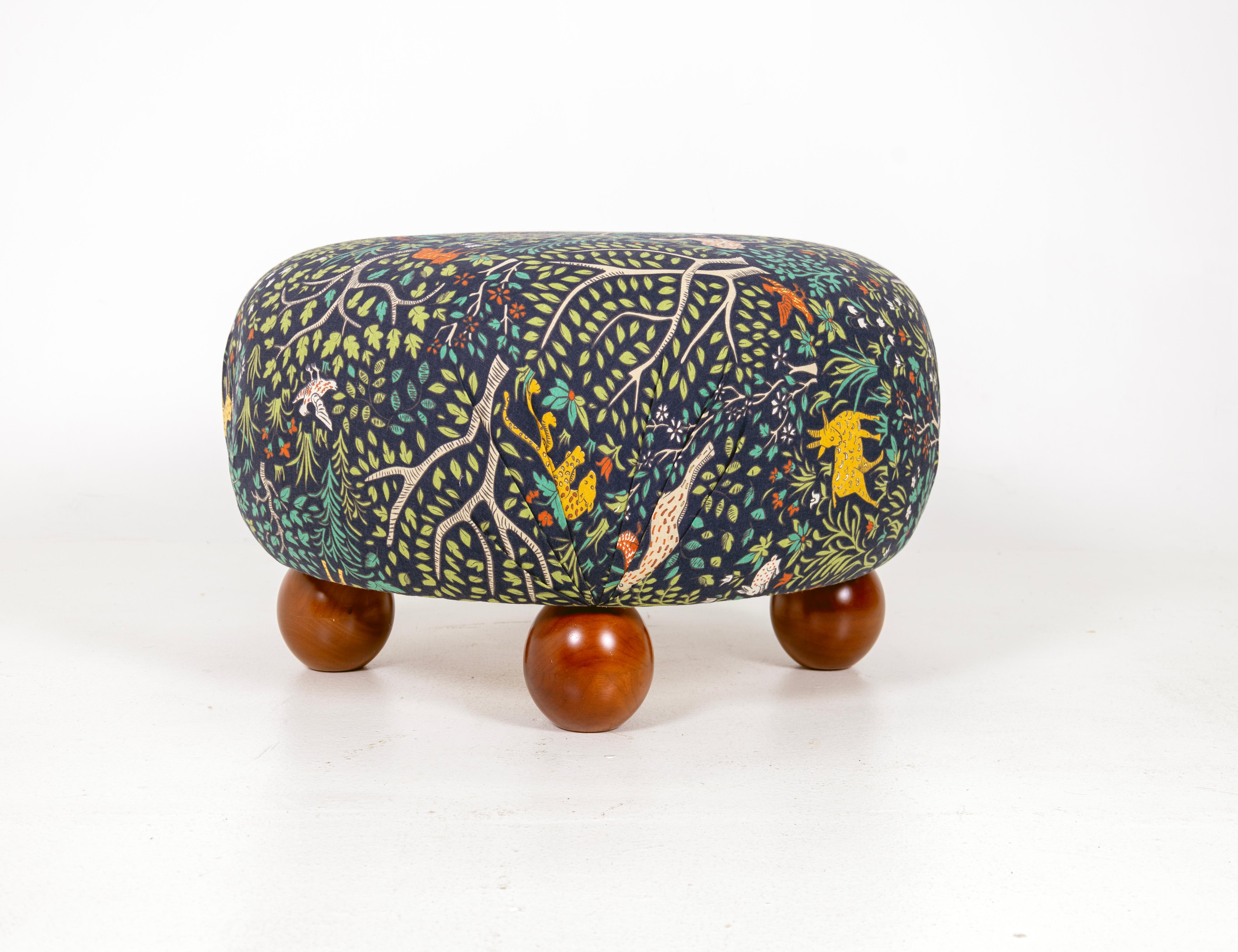 Magnifique ottoman moderne dans le style de Josef Franks, l'ottoman a quatre pieds en bois massif, le tissu est de Robert Allen. Prêt pour un nouveau foyer, excellent état. Un ottoman prêt à être expédié. Plus d'informations disponibles.