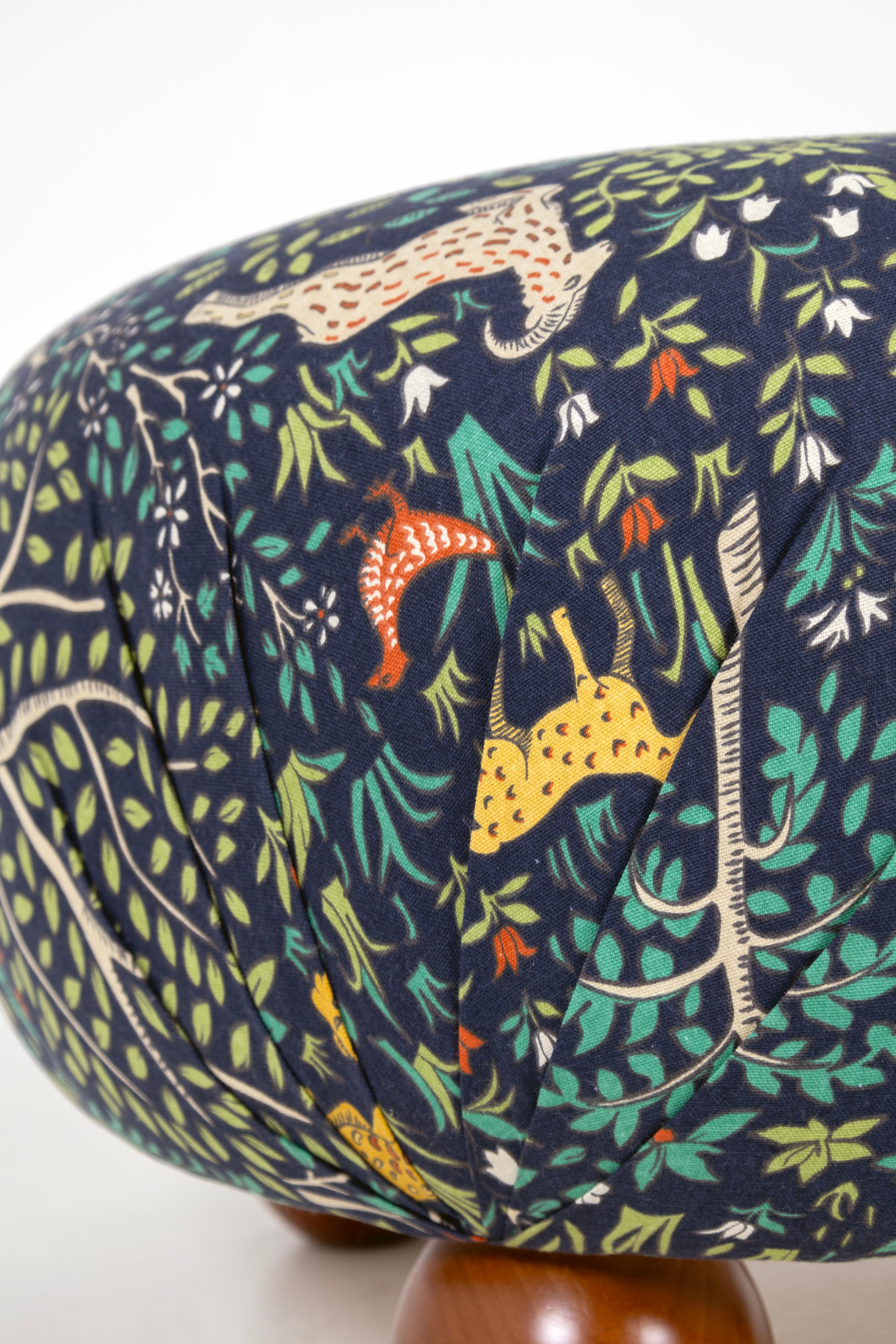 Magnifique ottoman moderne dans le style de Josef Frank Neuf - En vente à Miami, FL