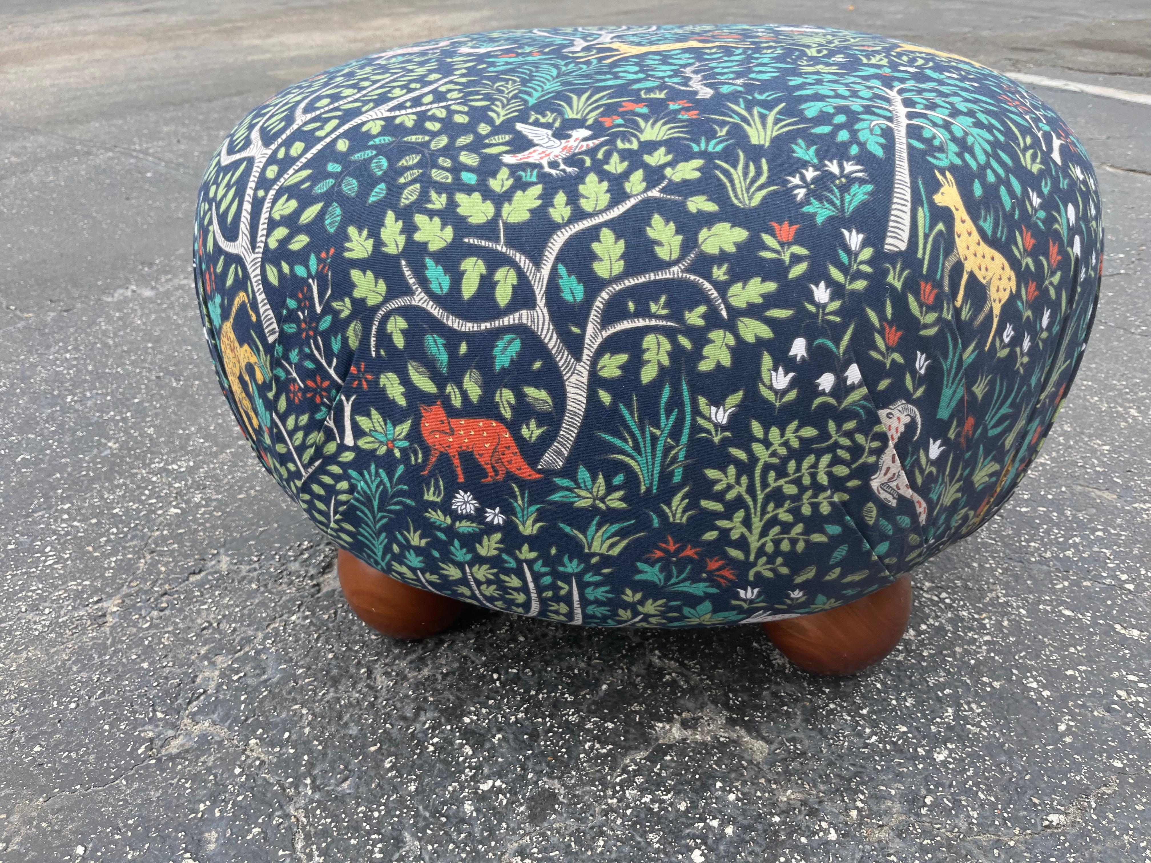 Magnifique ottoman moderne dans le style de Josef Frank en vente 1