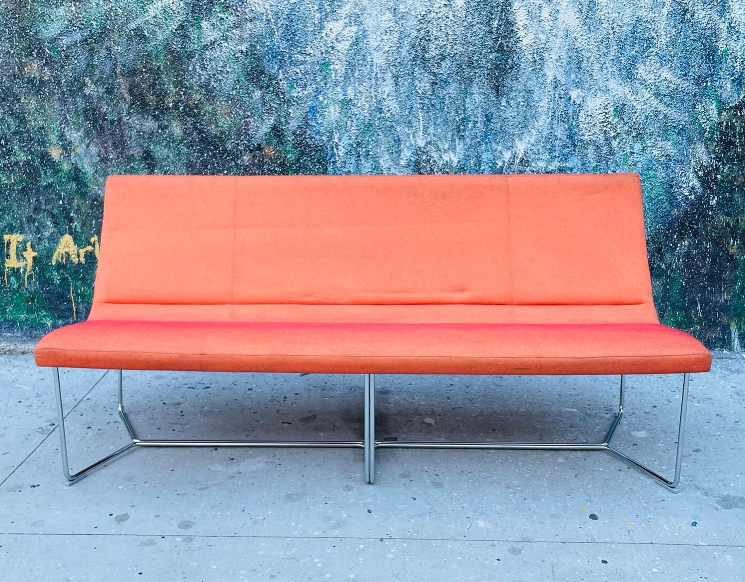 Schönes Modernes Sofa Made in the USA von Izzy (Textil) im Angebot