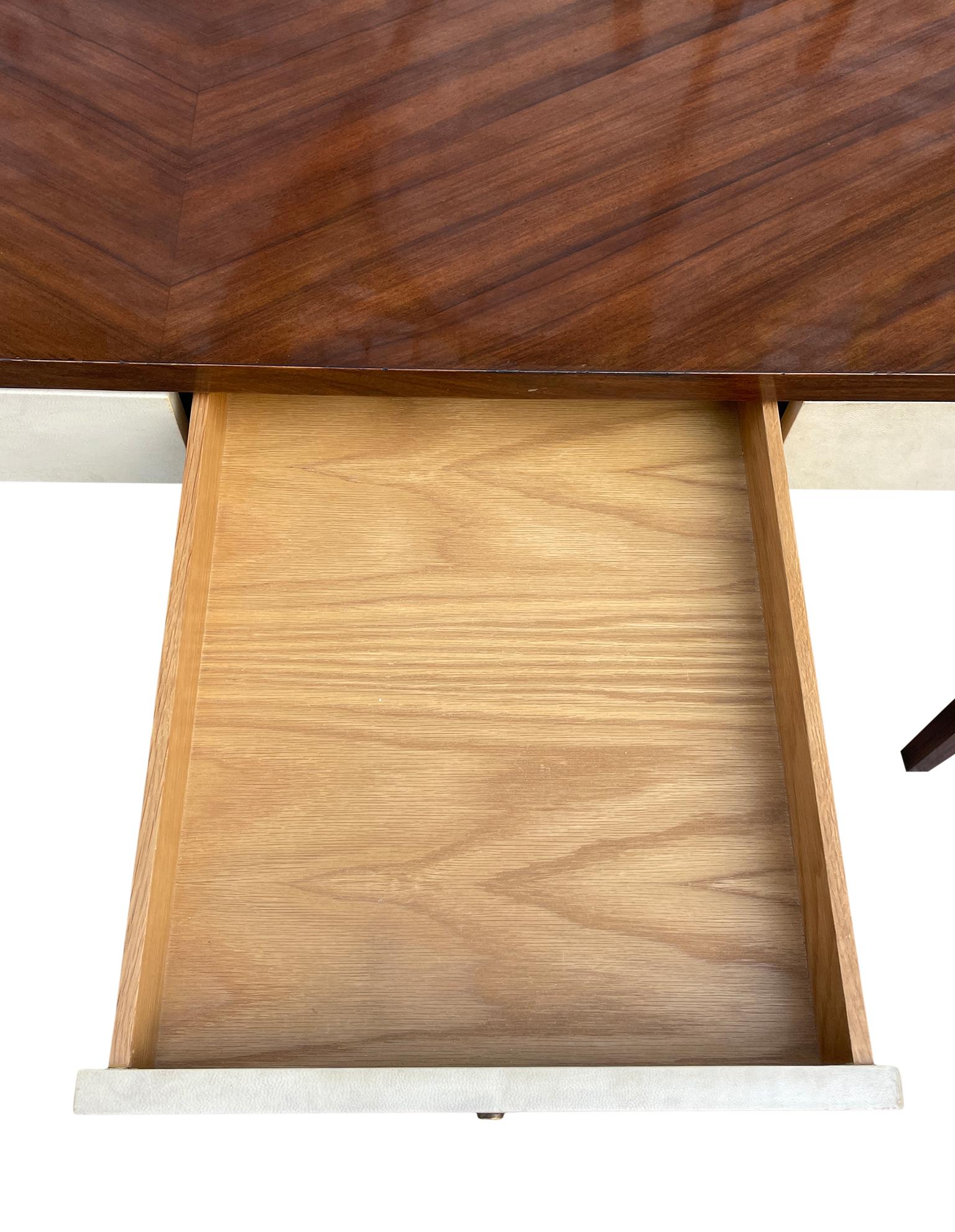 Schöner moderner Schreibtisch aus massivem Mahagoniholz mit 4 Schubladen aus Eichenholzfront im Angebot 1