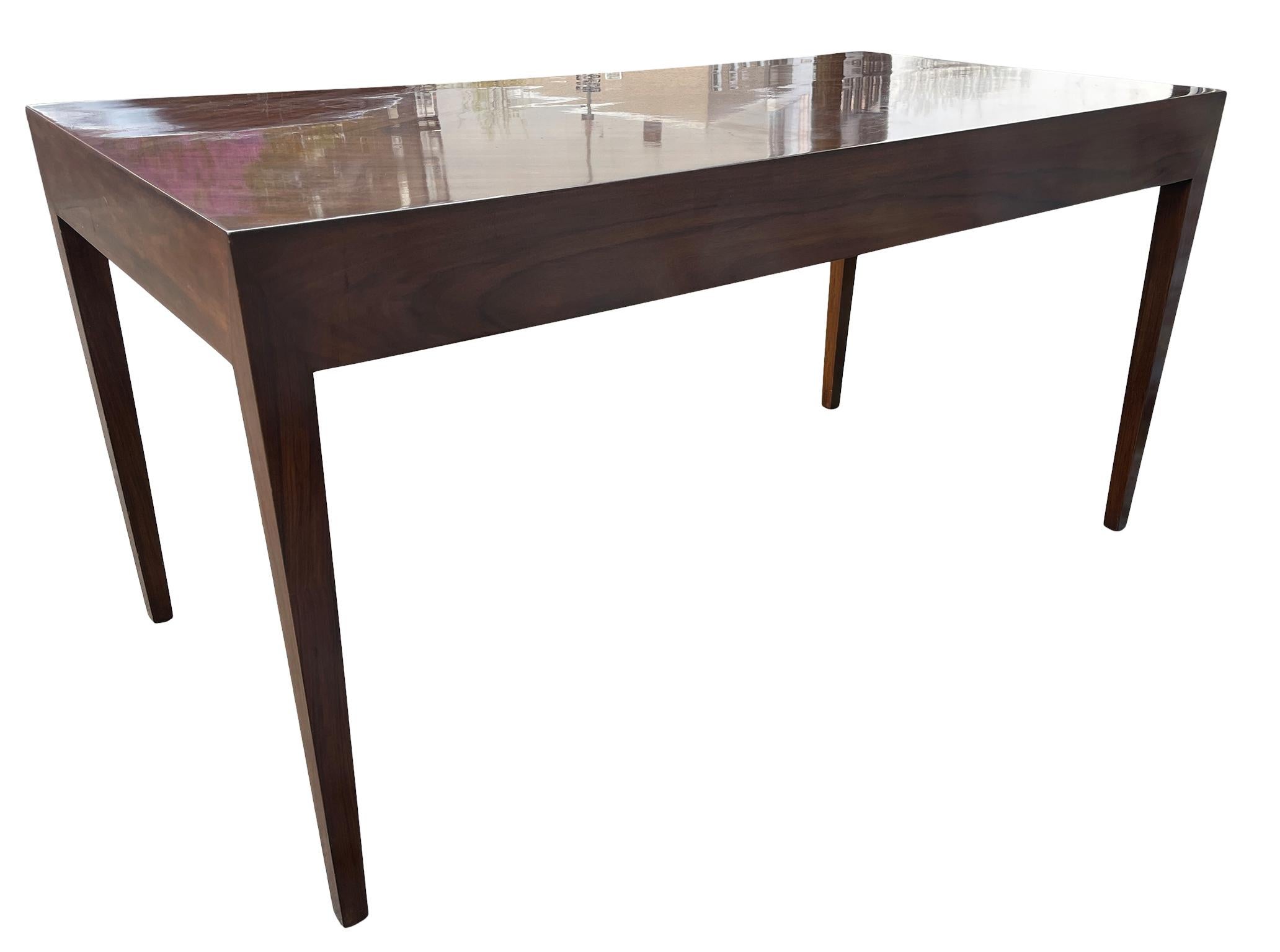 Schöner moderner Schreibtisch aus massivem Mahagoniholz mit 4 Schubladen aus Eichenholzfront (Ende des 20. Jahrhunderts) im Angebot