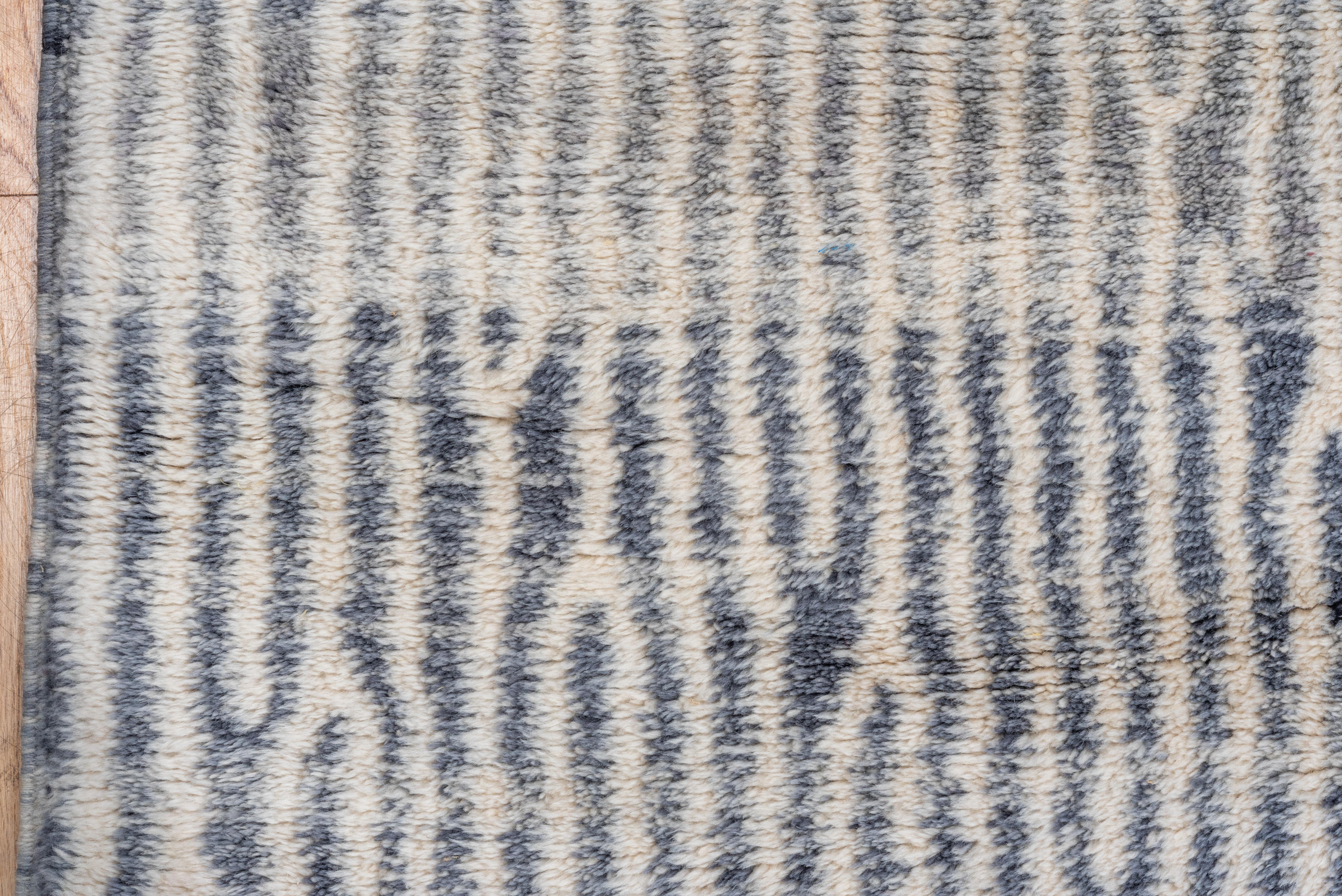 Noué à la main Magnifique tapis marocain moderne à rayures, palette crème, grise et argentée en vente
