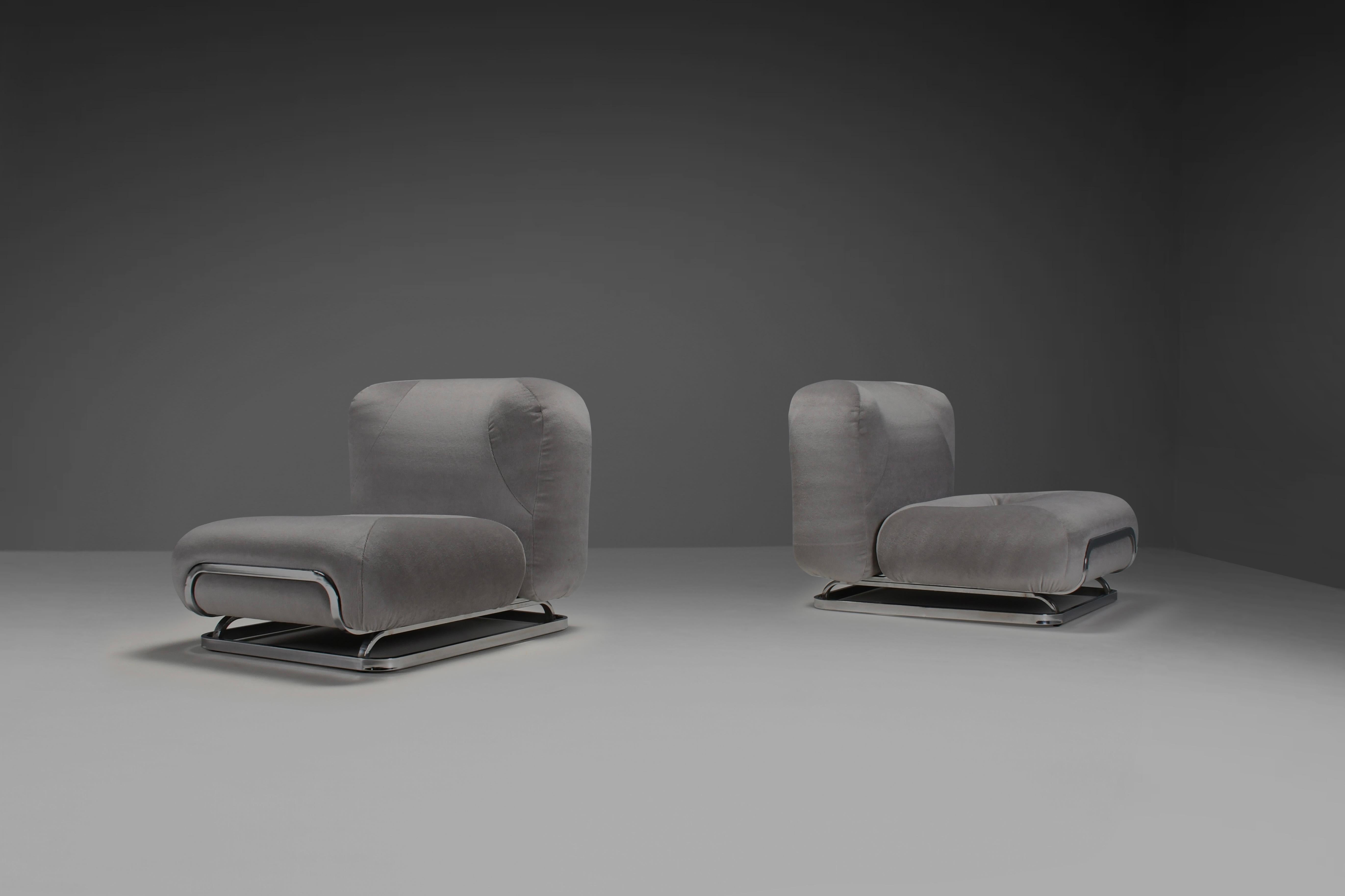 Bonito y elegante conjunto de tumbonas en muy buen estado.

Fabricado en Italia en los años 70 por IPE.

Diseñado por A. Malchioro.

El diseño del armazón cromado confiere al sillón un efecto flotante, que lo convierte no sólo en una cómoda opción