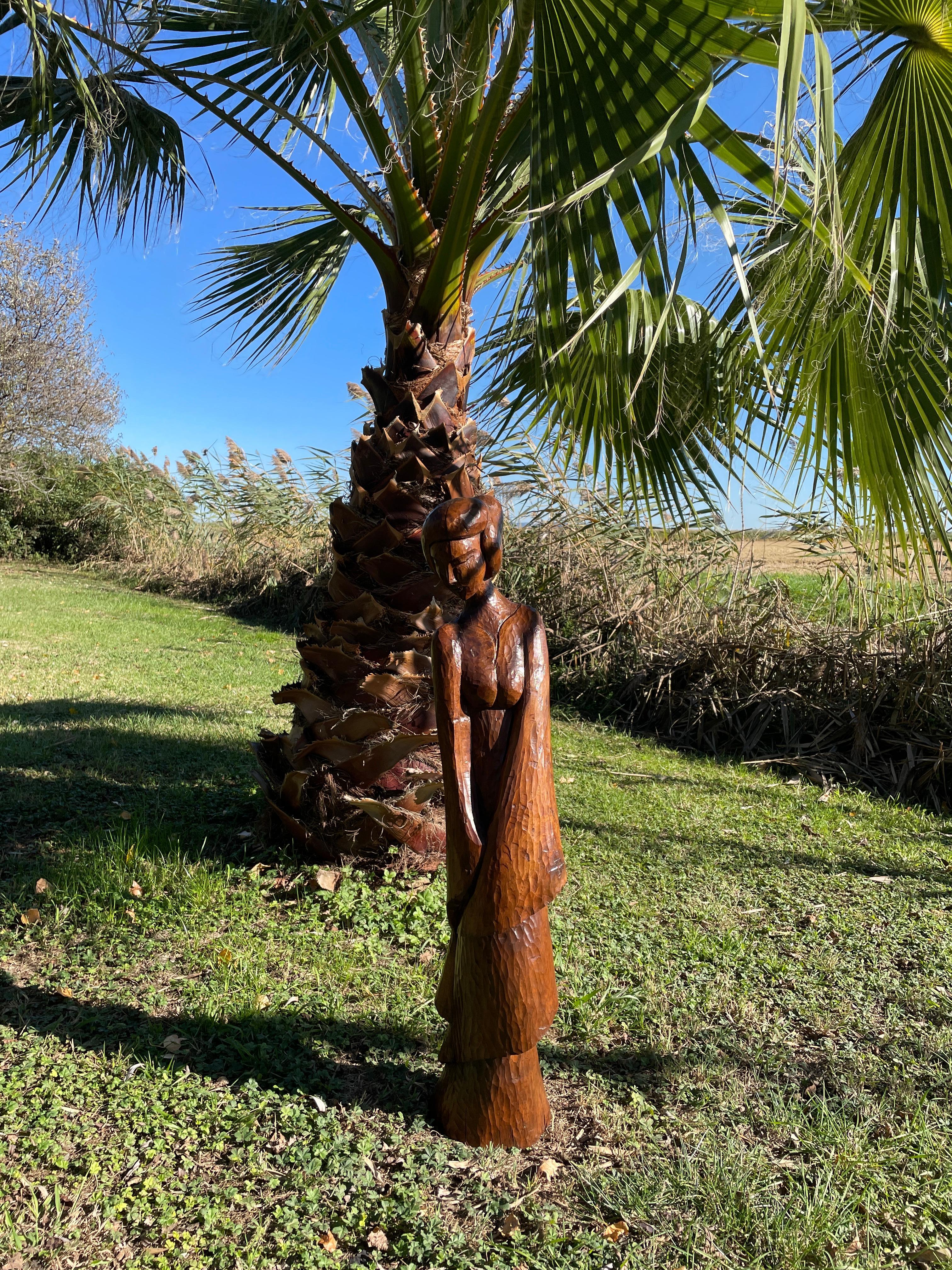 Magnifica scultura in legno ricavata da un unico pezzo di legno, raffigurante una donna dal portamento aggraziato e dal carattere di ispirazione giapponese.

L'artista sottolinea la purezza delle linee e l'equilibrio dei volumi, realizzati con una