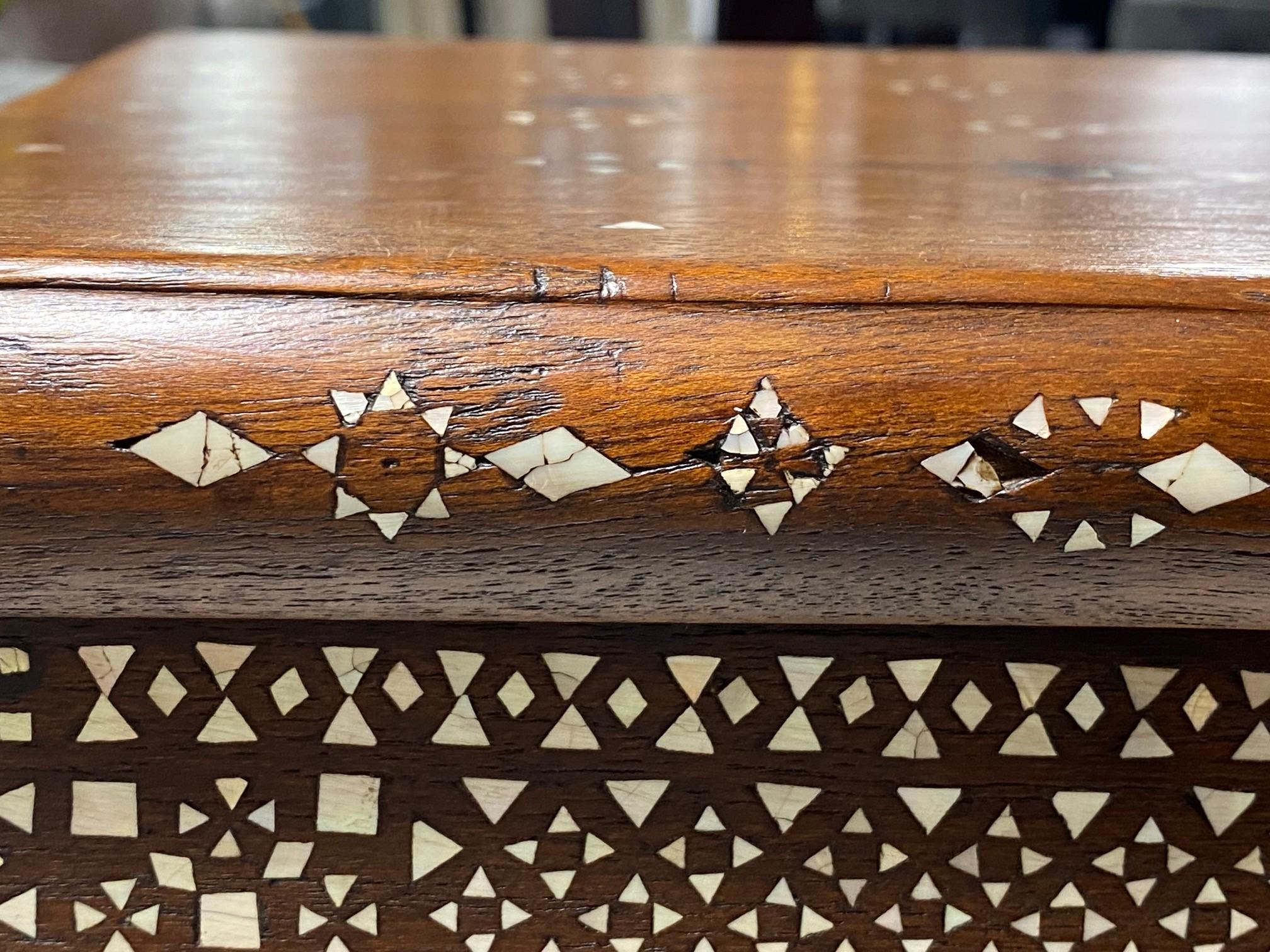 Preciosa Caja de madera con incrustaciones moriscas sirias o asiáticas Baúl cofre de almacenaje en venta 3