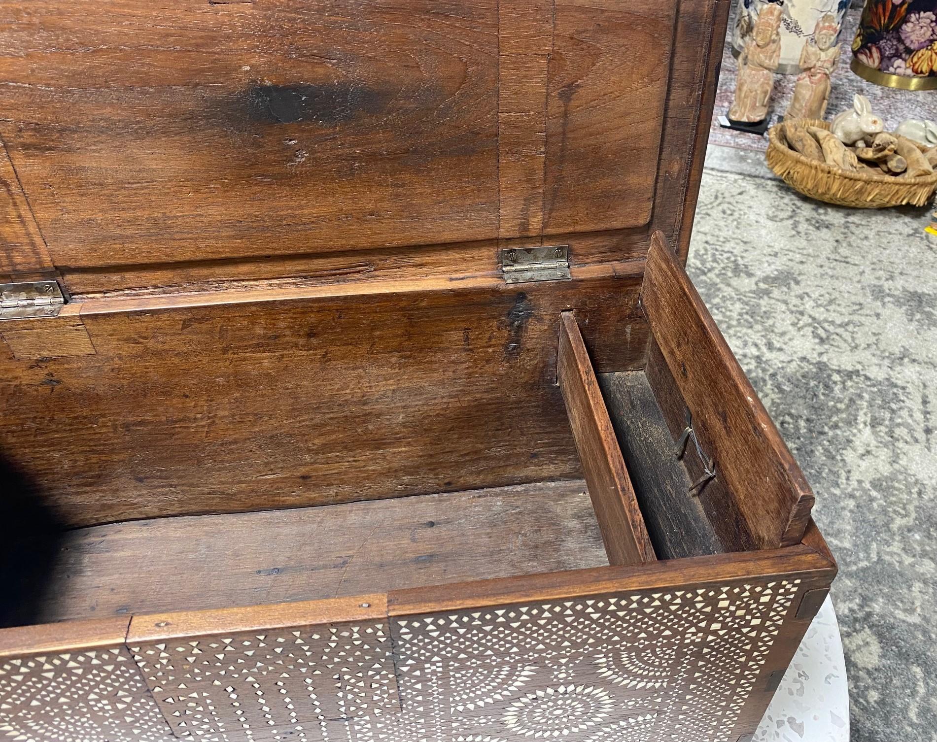 Preciosa Caja de madera con incrustaciones moriscas sirias o asiáticas Baúl cofre de almacenaje en venta 6