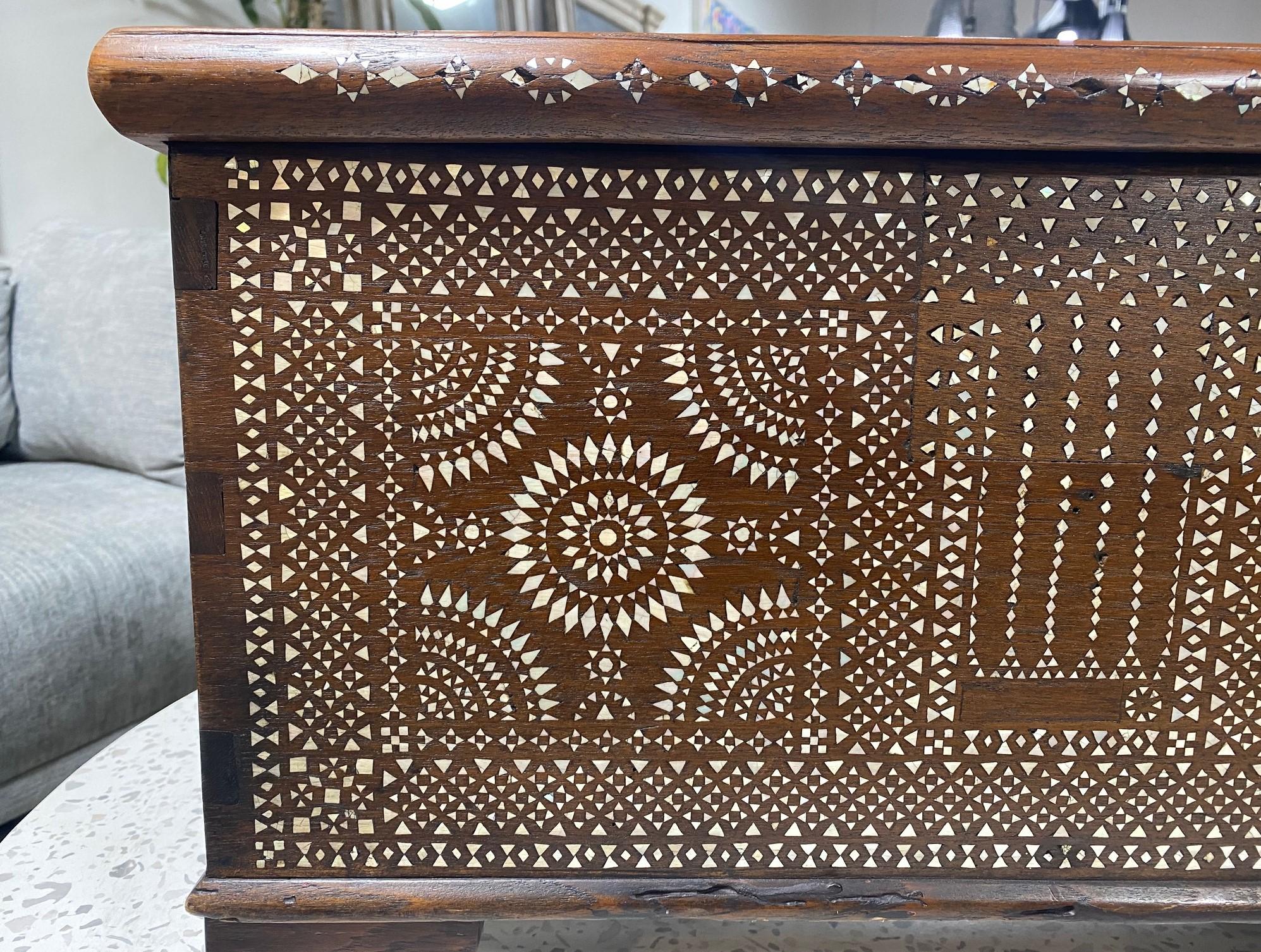 Preciosa Caja de madera con incrustaciones moriscas sirias o asiáticas Baúl cofre de almacenaje Hecho a mano en venta