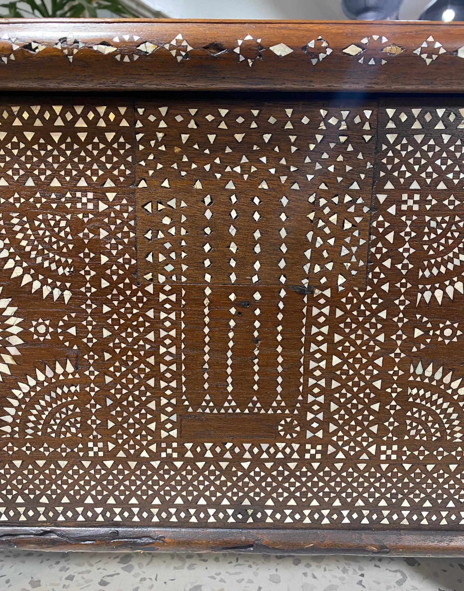 Preciosa Caja de madera con incrustaciones moriscas sirias o asiáticas Baúl cofre de almacenaje en Bueno estado para la venta en Studio City, CA