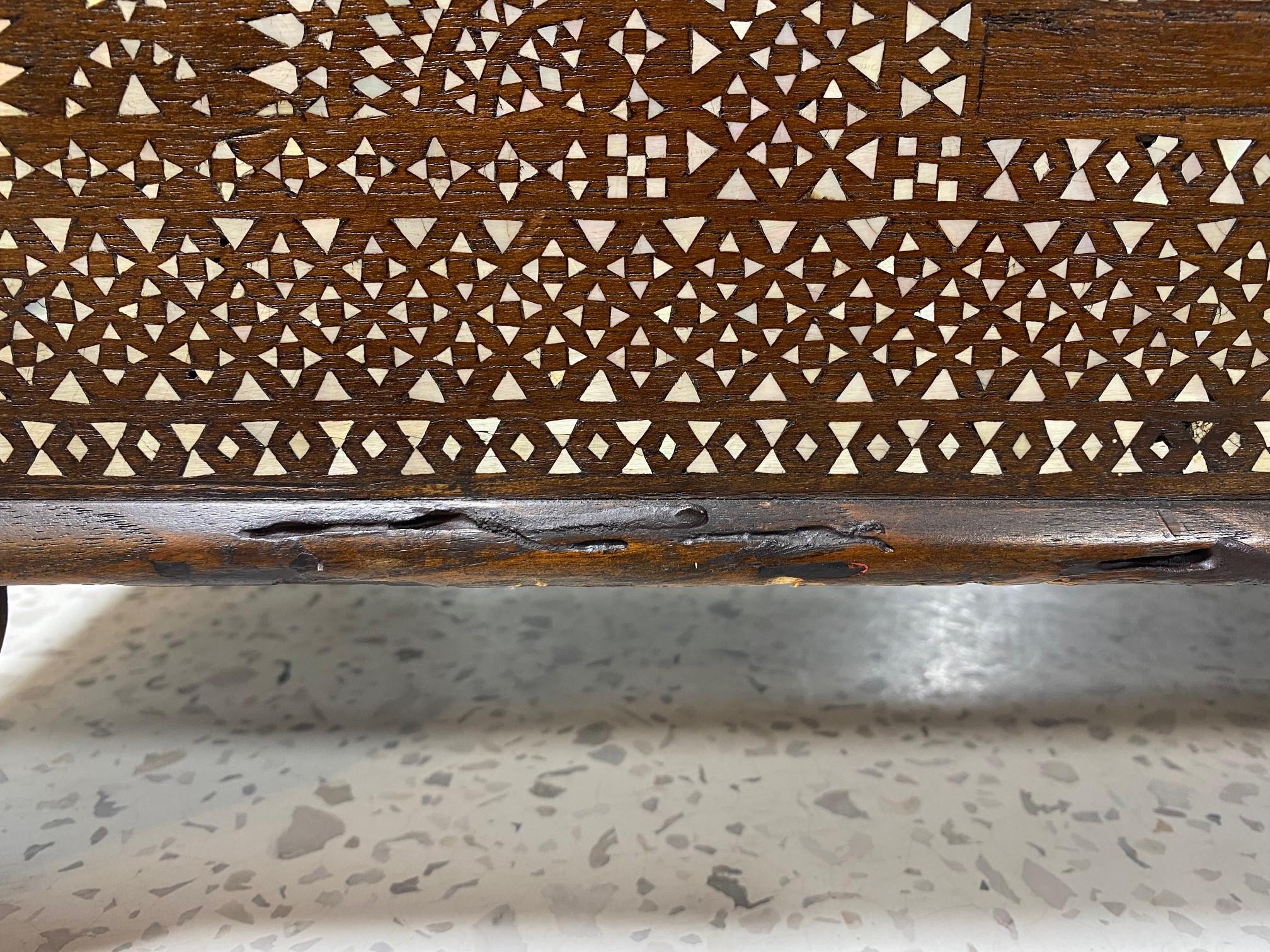 Preciosa Caja de madera con incrustaciones moriscas sirias o asiáticas Baúl cofre de almacenaje siglo XX en venta
