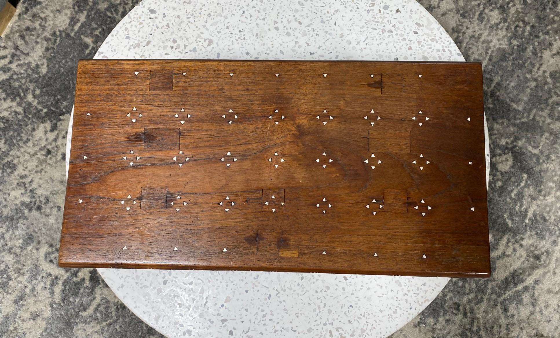 Preciosa Caja de madera con incrustaciones moriscas sirias o asiáticas Baúl cofre de almacenaje en venta 1