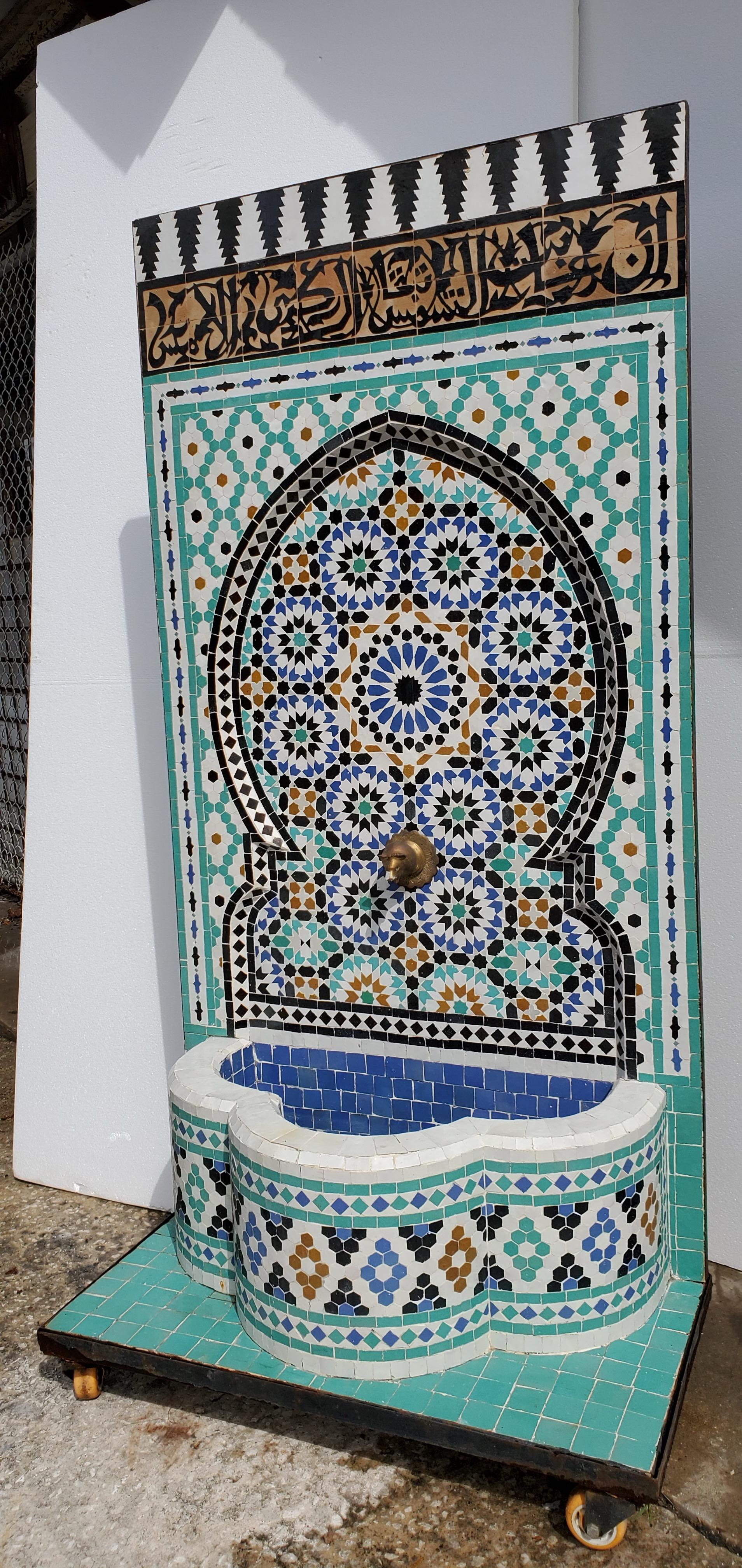 Schöner marokkanischer maurischer Springbrunnen (Marokkanisch)