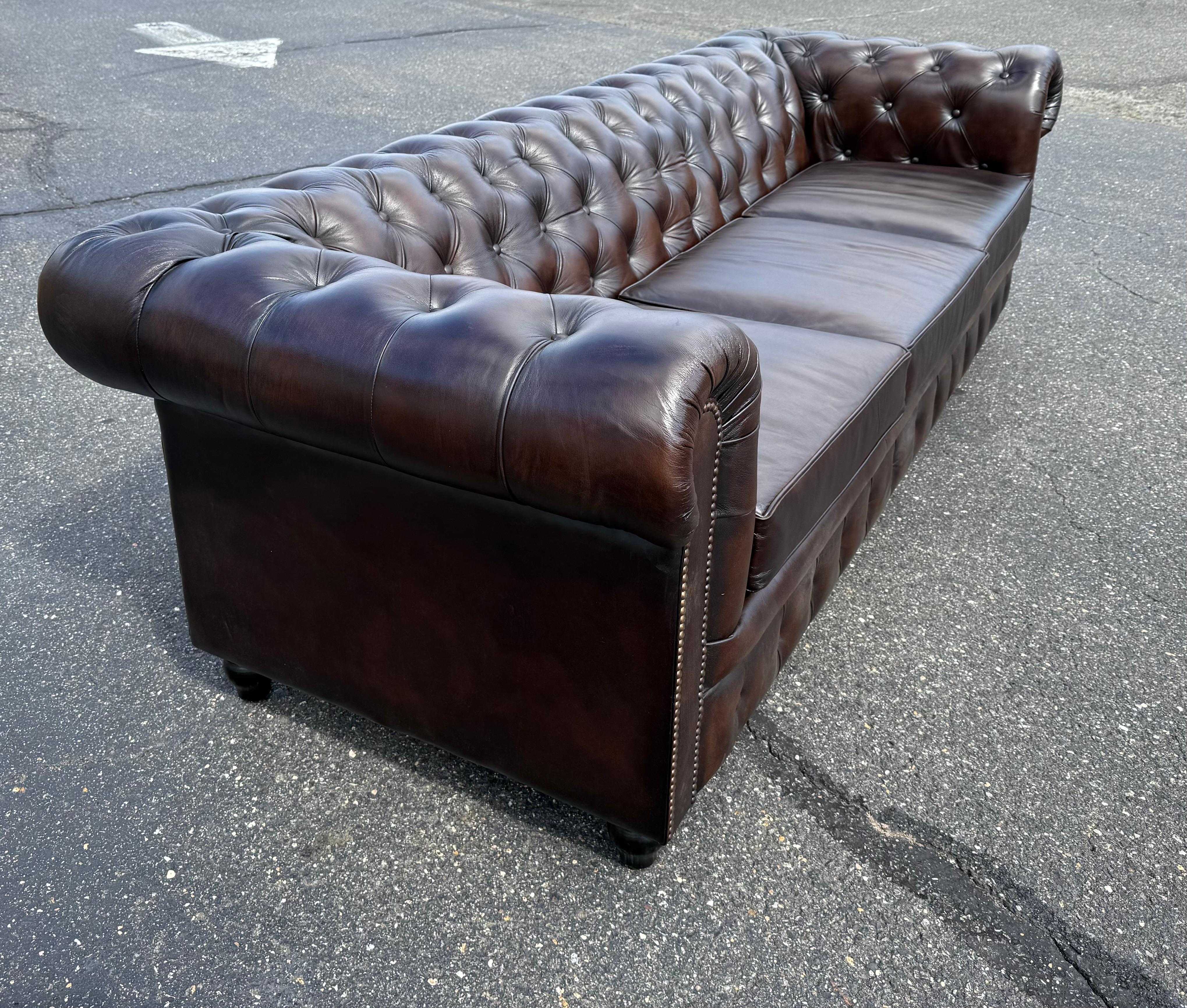 Magnifique canapé Chesterfield en cuir marron tacheté de 8 pieds, fabriqué sur mesure à l'anglaise en vente 4