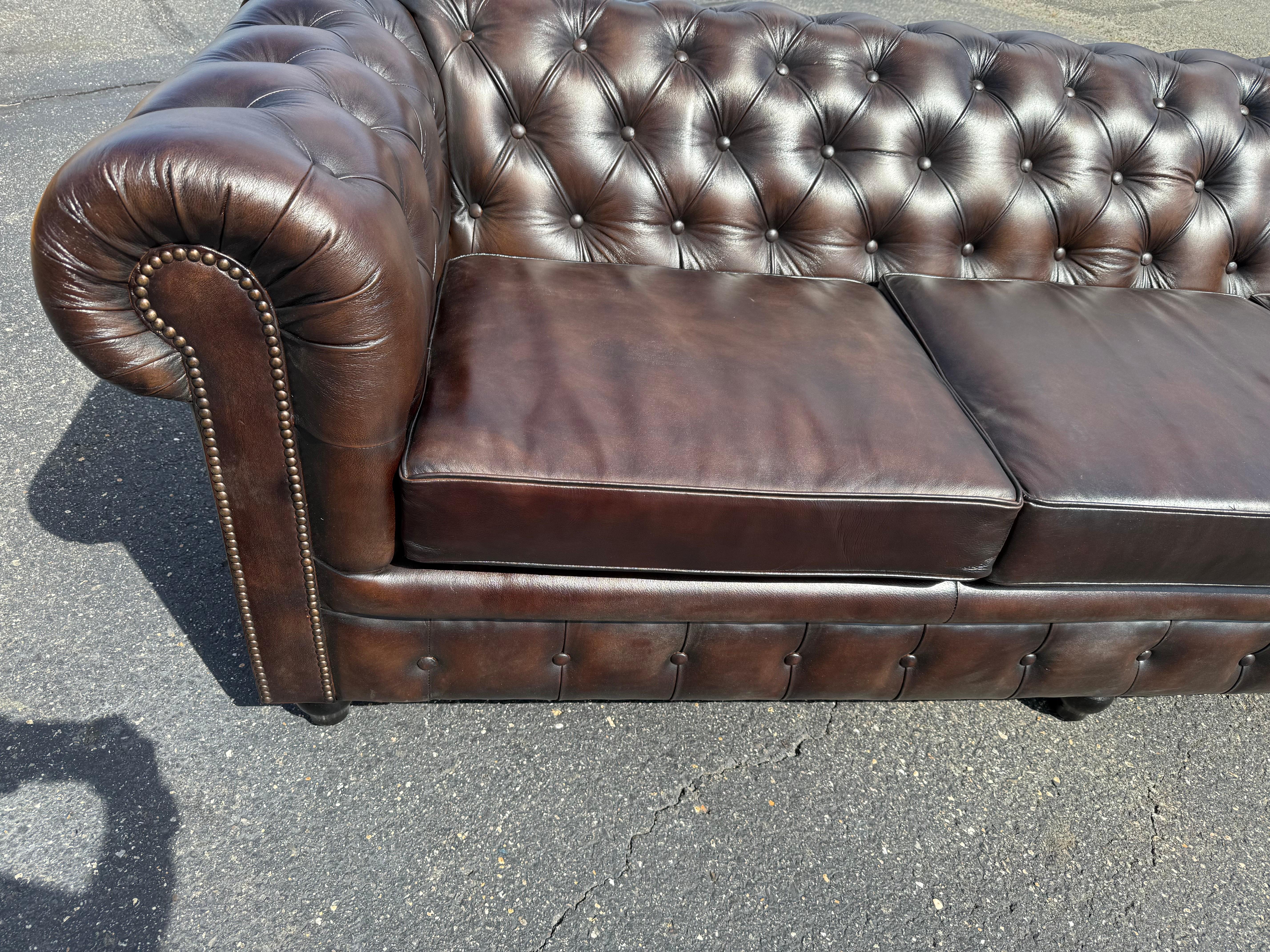 Magnifique canapé Chesterfield en cuir marron tacheté de 8 pieds, fabriqué sur mesure à l'anglaise en vente 5