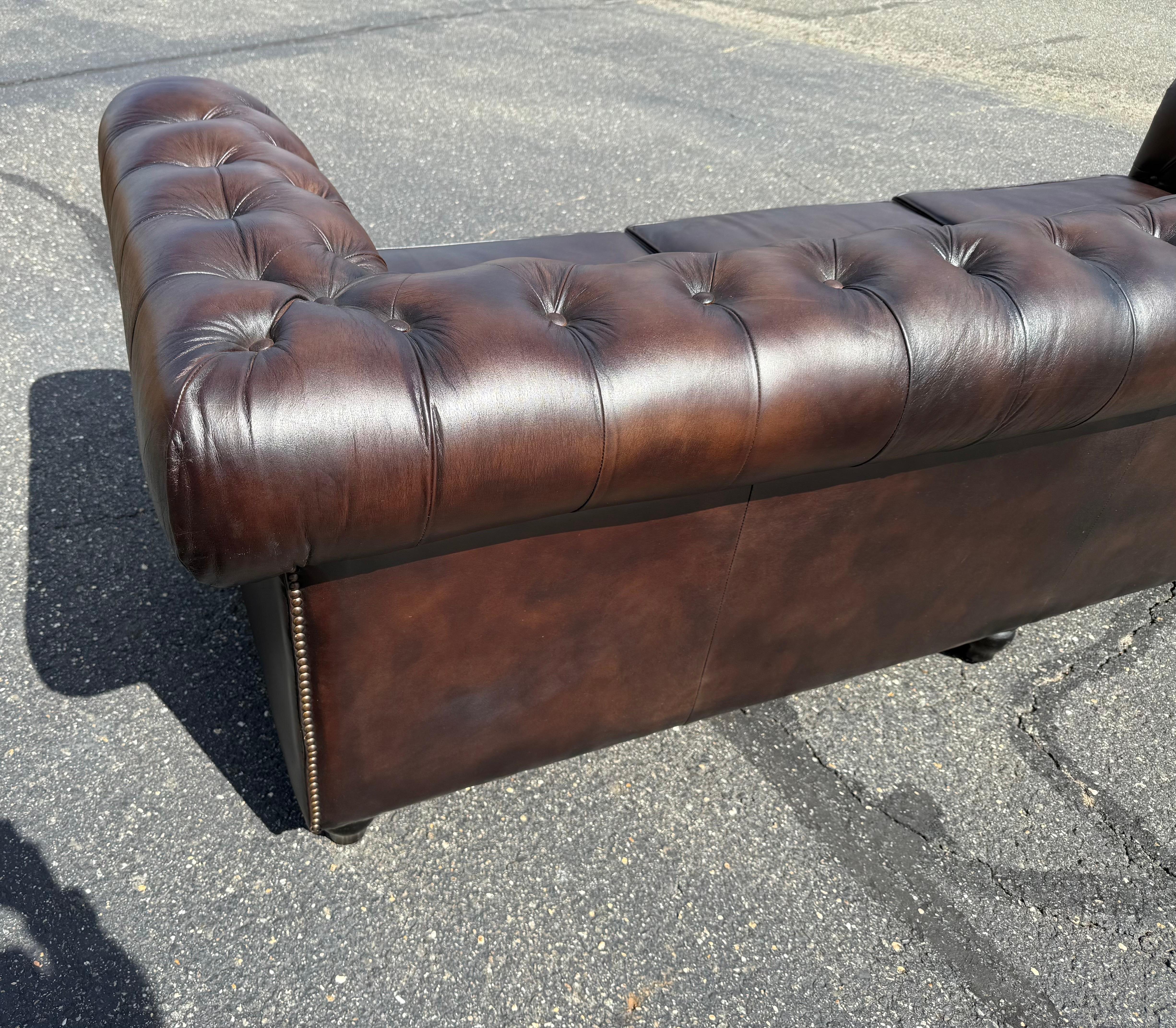 Magnifique canapé Chesterfield en cuir marron tacheté de 8 pieds, fabriqué sur mesure à l'anglaise en vente 6
