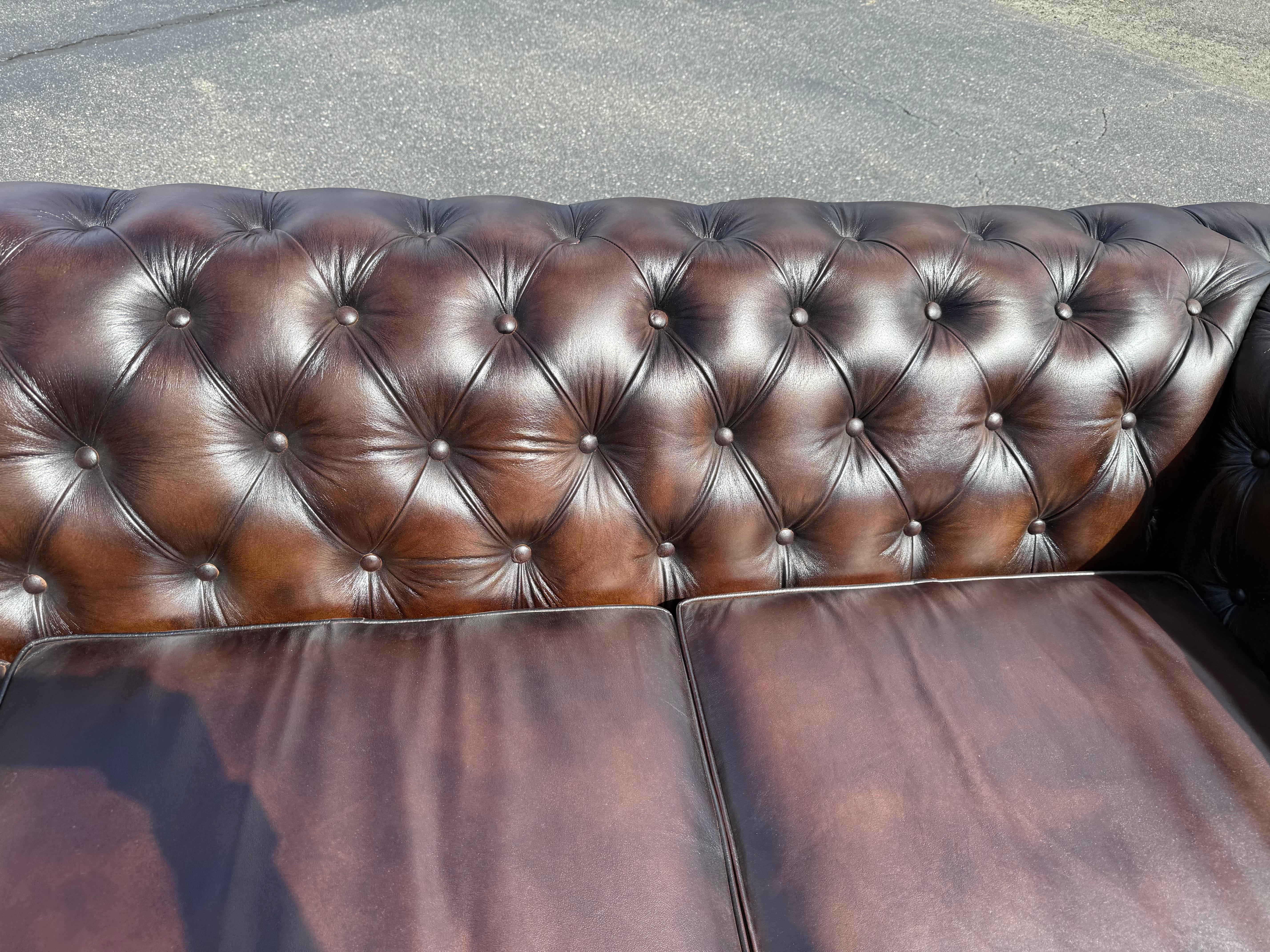 Magnifique canapé Chesterfield en cuir marron tacheté de 8 pieds, fabriqué sur mesure à l'anglaise en vente 7