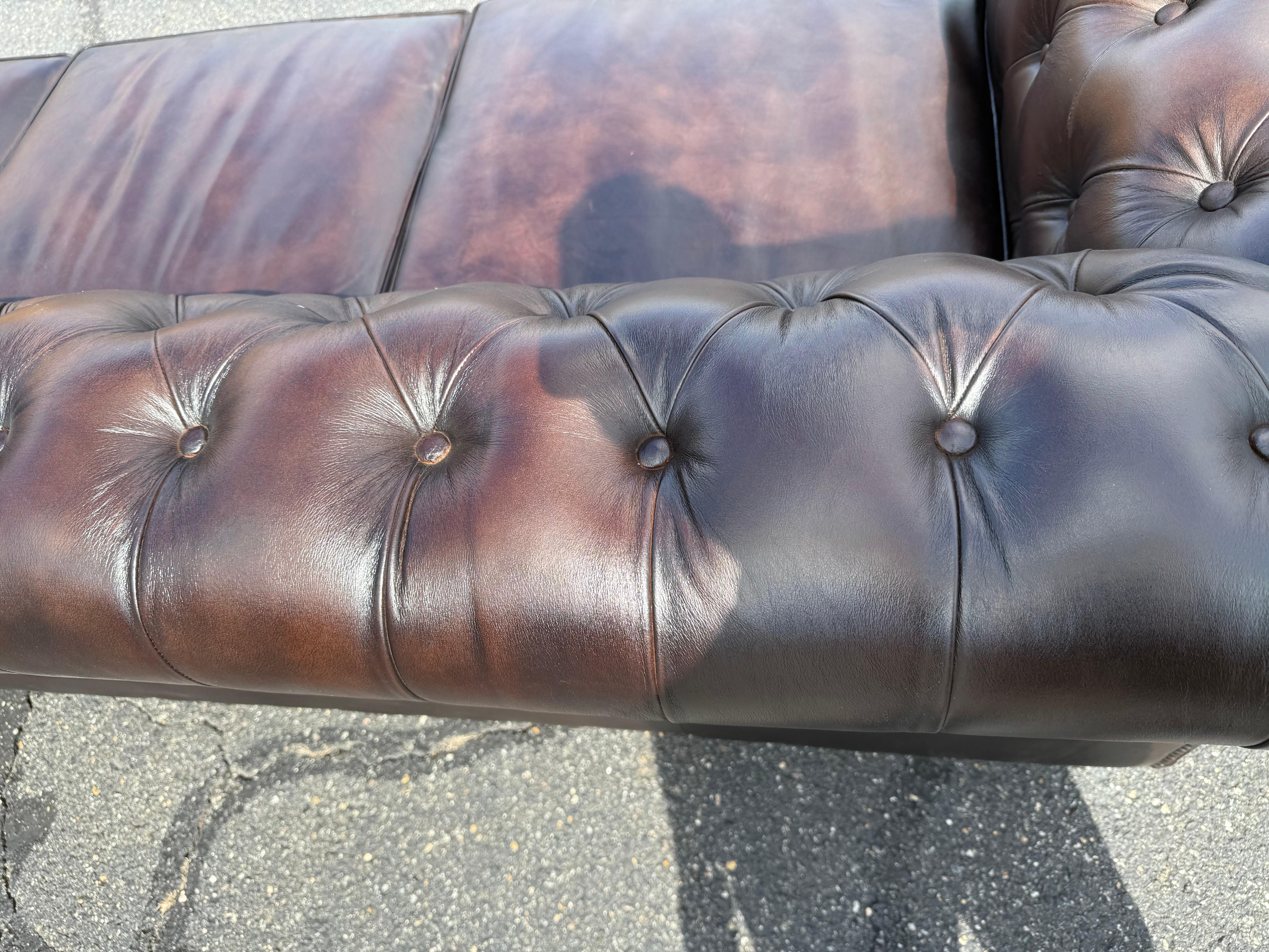 Magnifique canapé Chesterfield en cuir marron tacheté de 8 pieds, fabriqué sur mesure à l'anglaise en vente 8