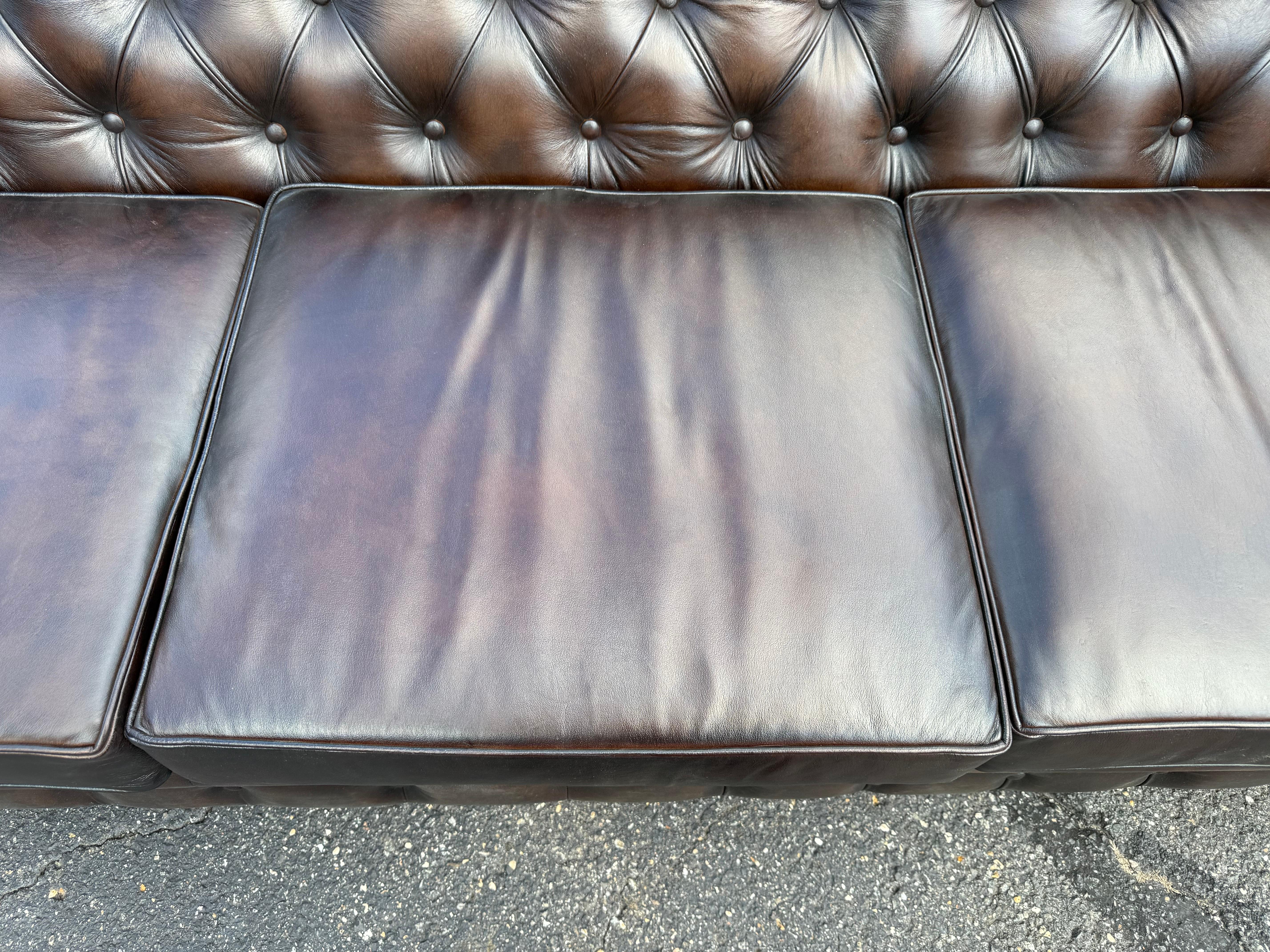 Magnifique canapé Chesterfield en cuir marron tacheté de 8 pieds, fabriqué sur mesure à l'anglaise en vente 9