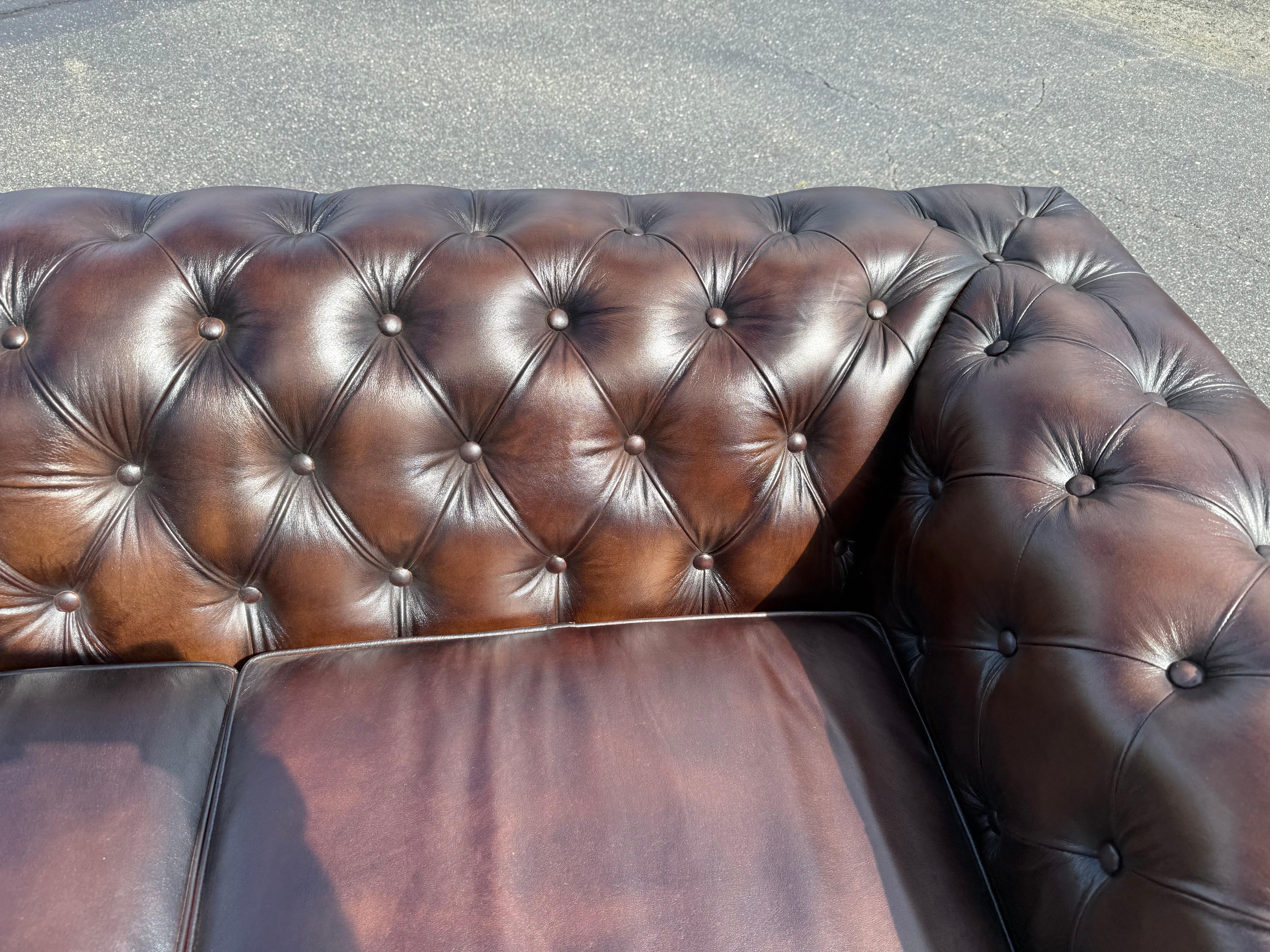 Magnifique canapé Chesterfield en cuir marron tacheté de 8 pieds, fabriqué sur mesure à l'anglaise en vente 10