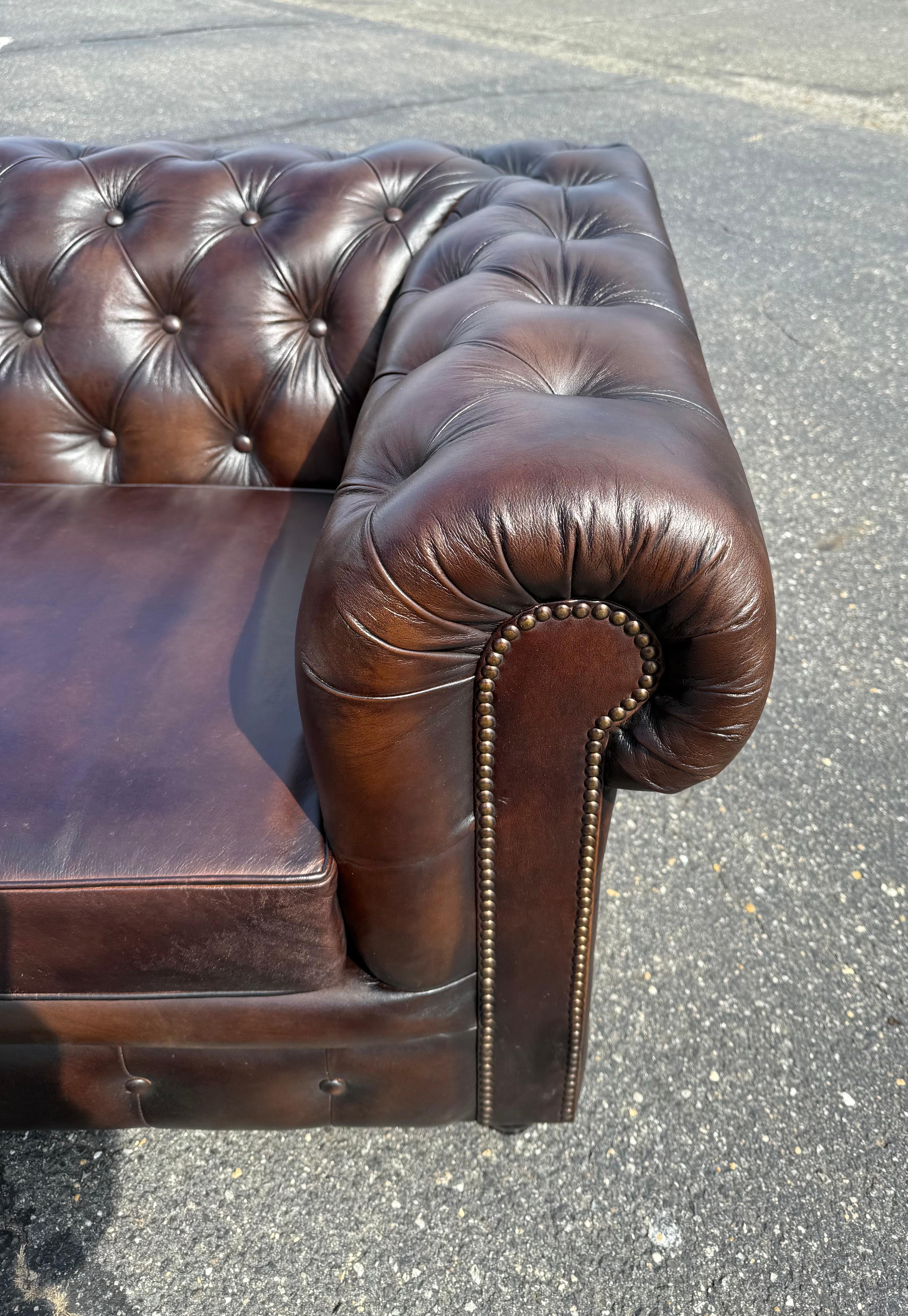 Magnifique canapé Chesterfield en cuir marron tacheté de 8 pieds, fabriqué sur mesure à l'anglaise en vente 11