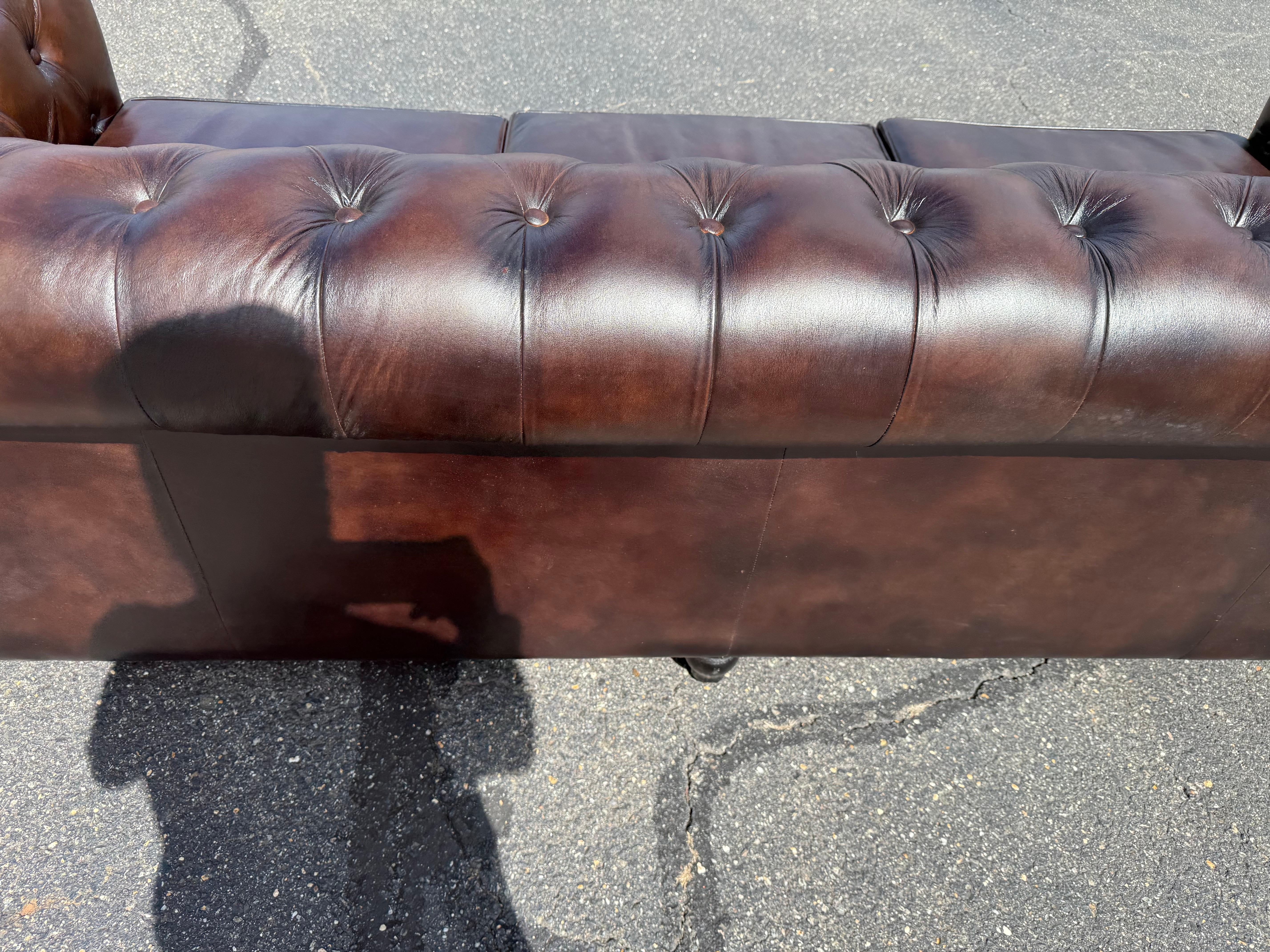 Magnifique canapé Chesterfield en cuir marron tacheté de 8 pieds, fabriqué sur mesure à l'anglaise en vente 12