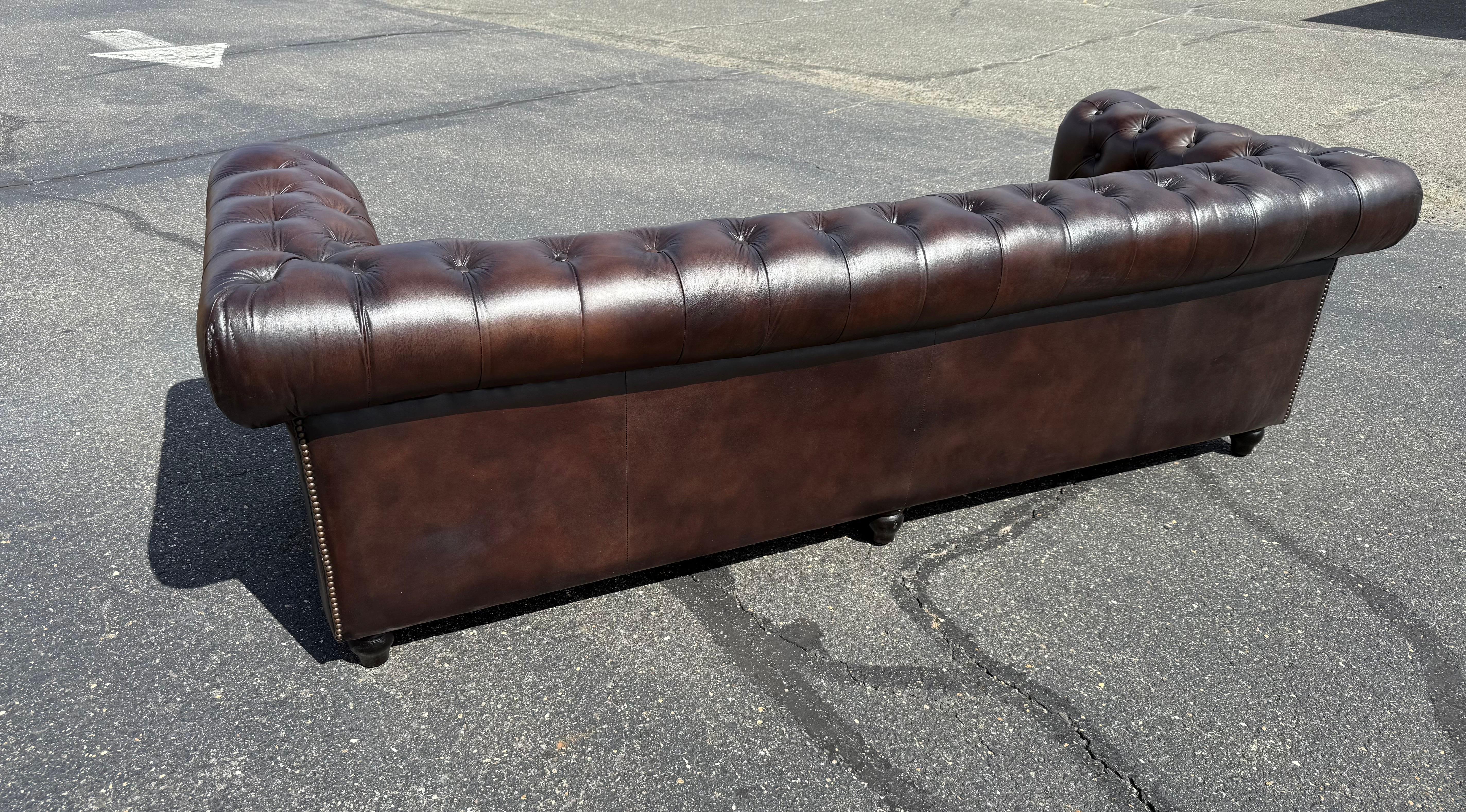 Magnifique canapé Chesterfield en cuir marron tacheté de 8 pieds, fabriqué sur mesure à l'anglaise en vente 13