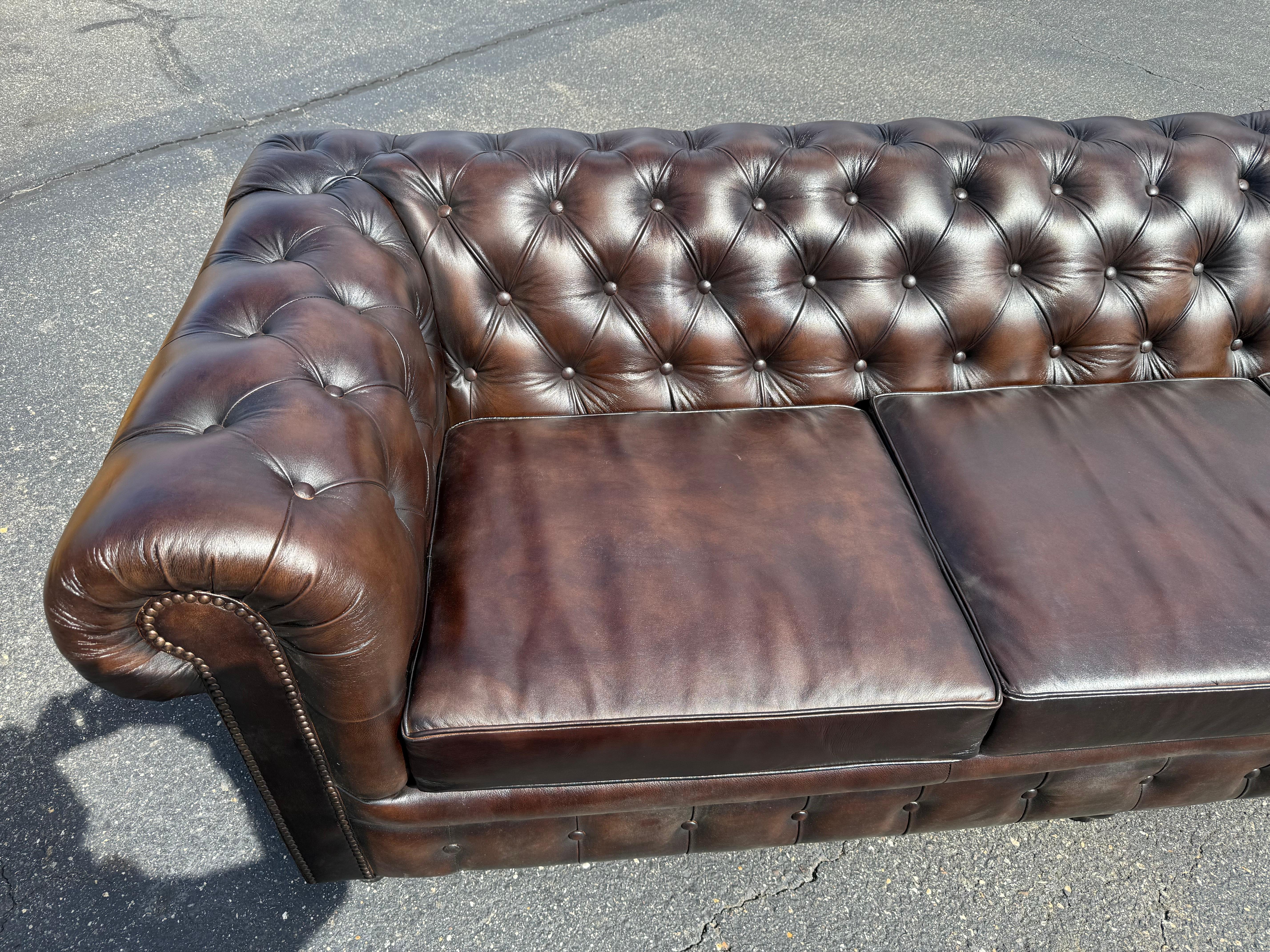 Magnifique canapé Chesterfield en cuir marron tacheté de 8 pieds, fabriqué sur mesure à l'anglaise Bon état - En vente à Swedesboro, NJ