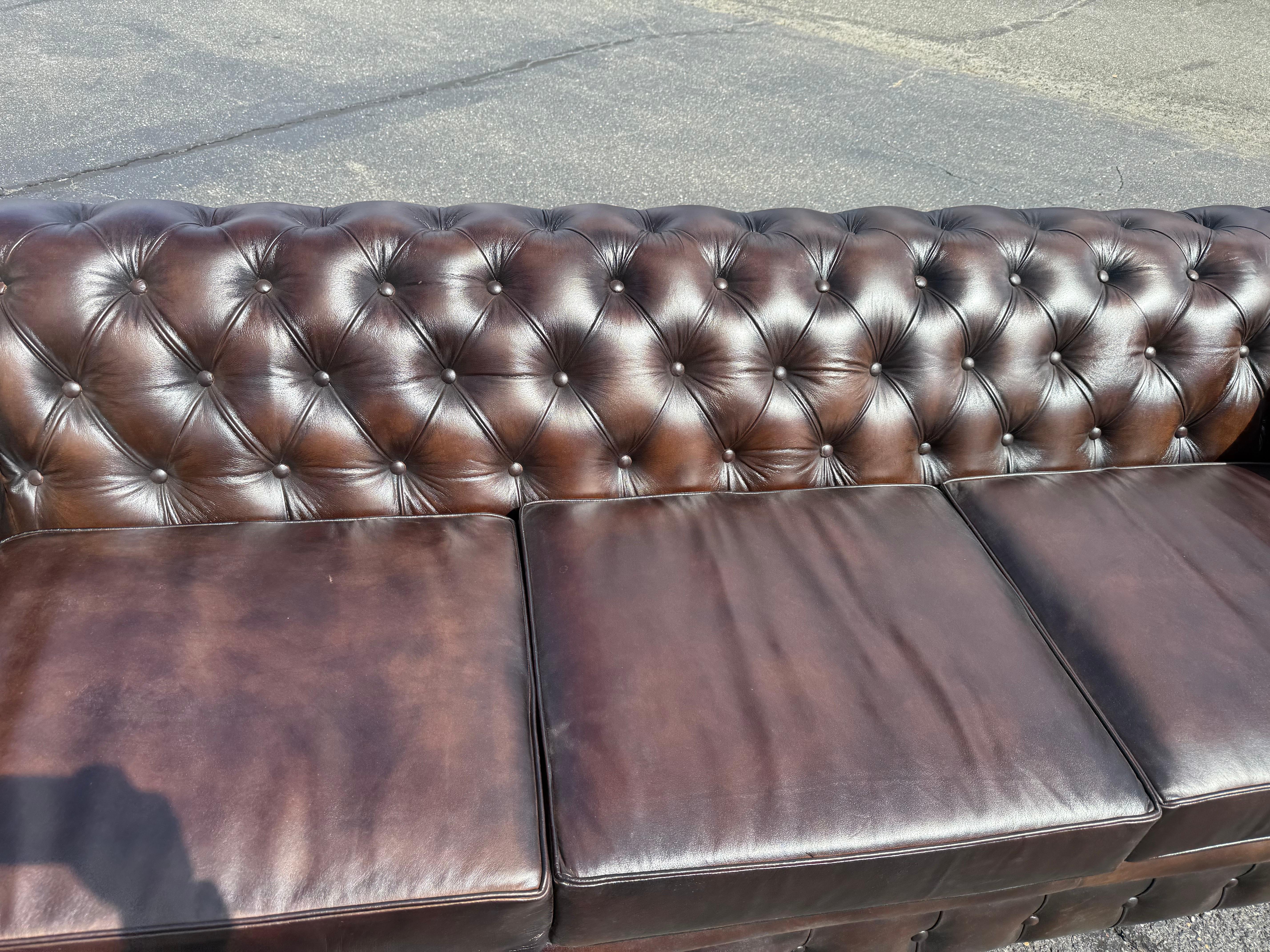 XXIe siècle et contemporain Magnifique canapé Chesterfield en cuir marron tacheté de 8 pieds, fabriqué sur mesure à l'anglaise en vente