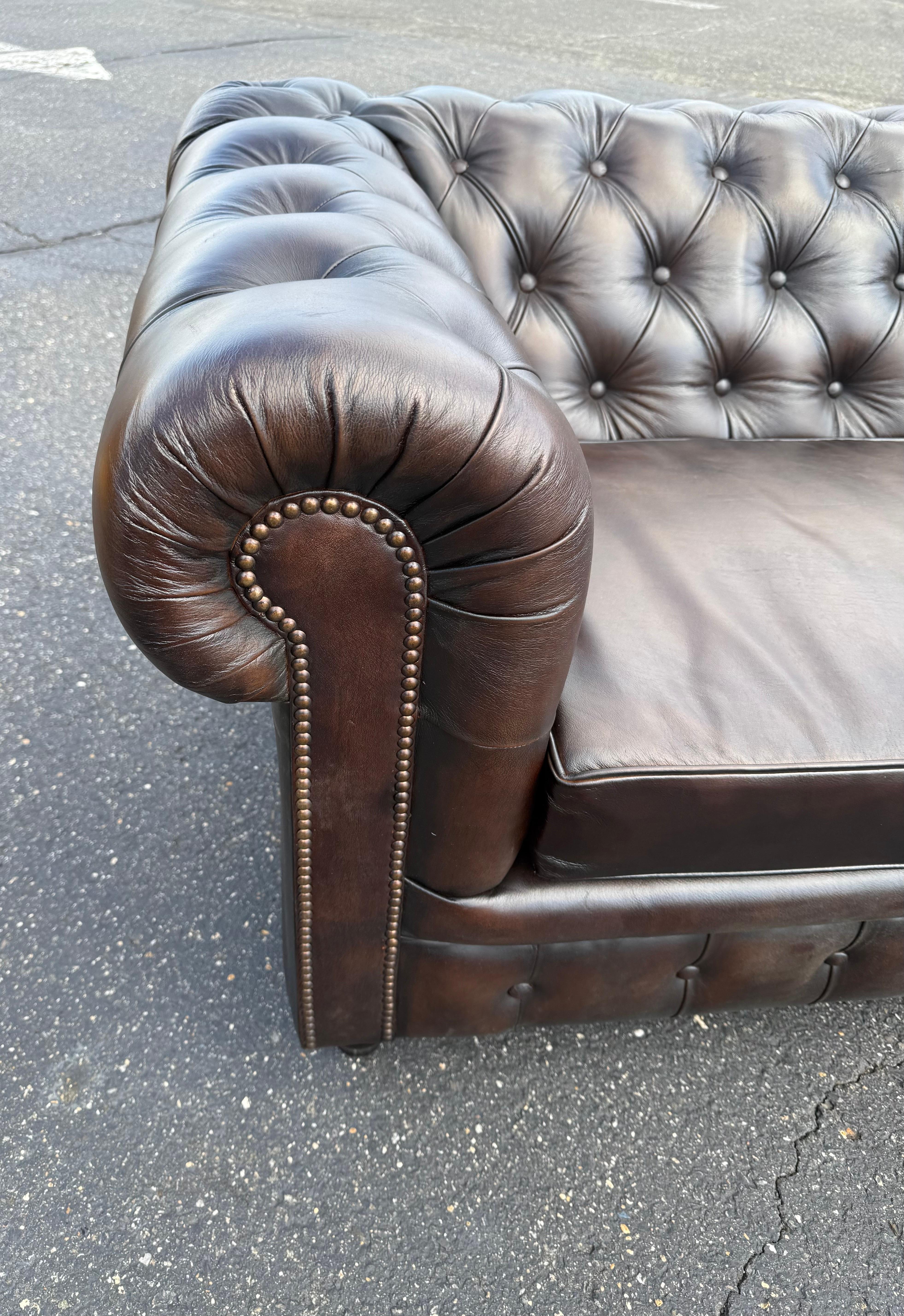 Cuir Magnifique canapé Chesterfield en cuir marron tacheté de 8 pieds, fabriqué sur mesure à l'anglaise en vente