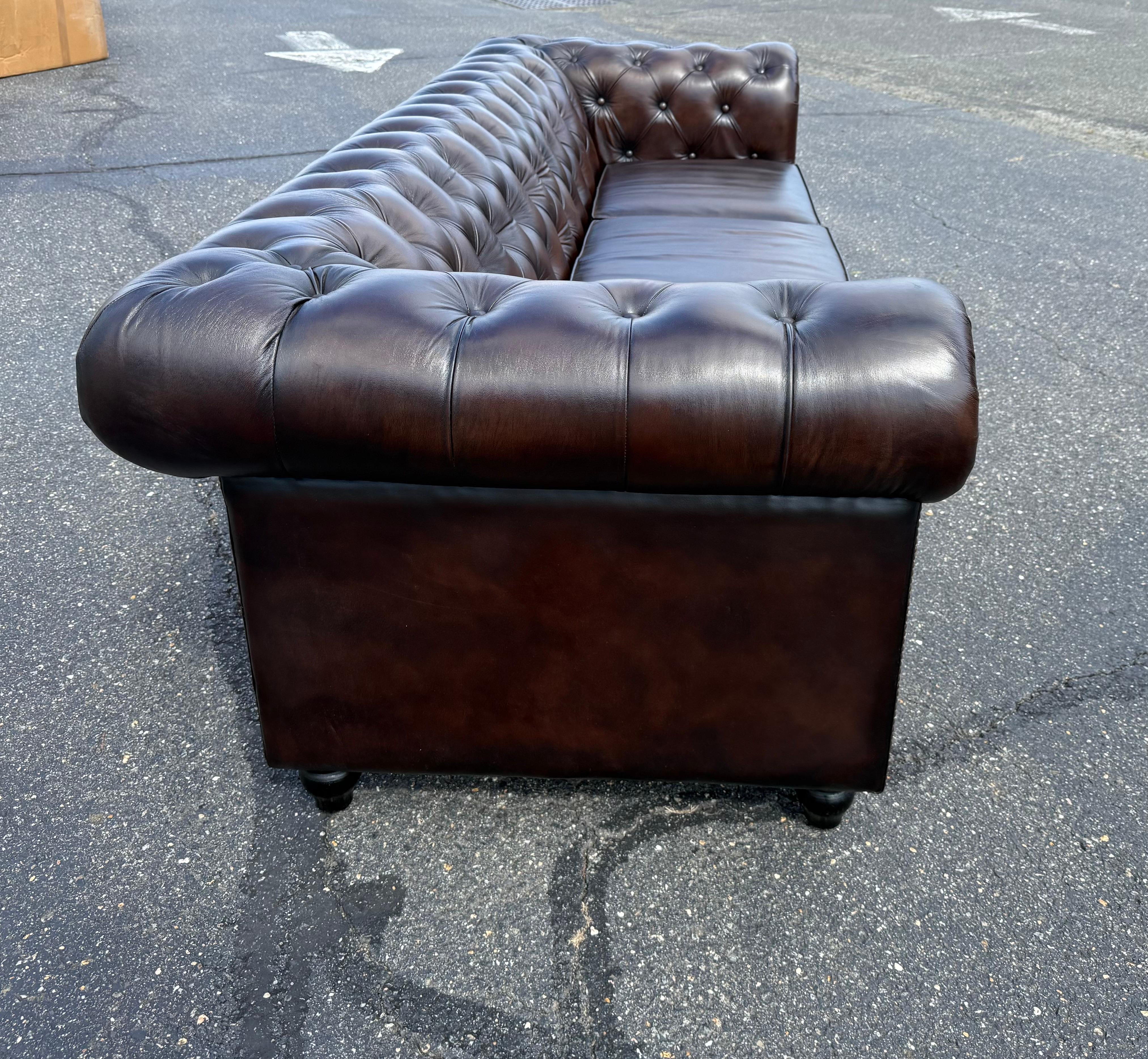 Magnifique canapé Chesterfield en cuir marron tacheté de 8 pieds, fabriqué sur mesure à l'anglaise en vente 1