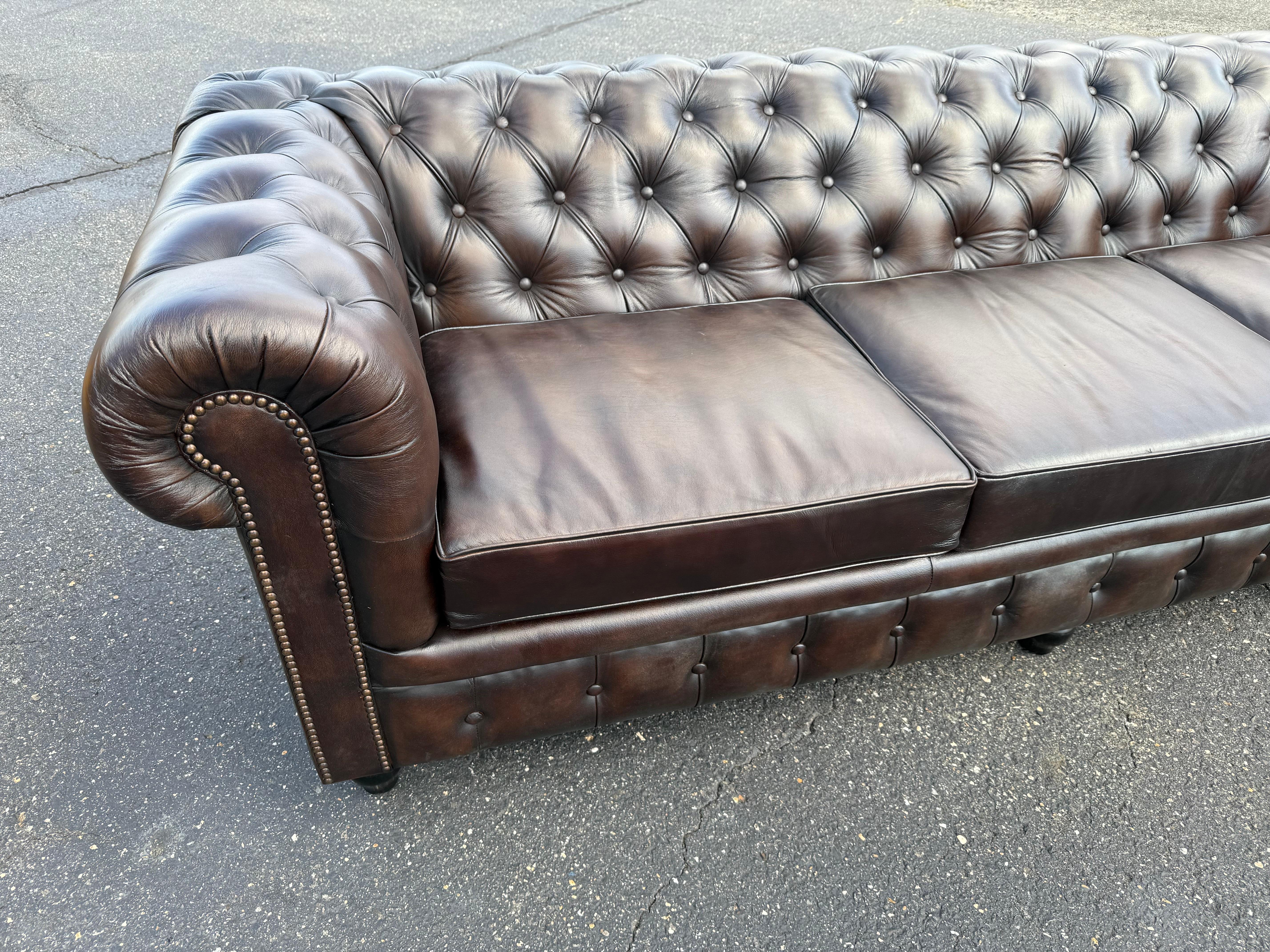 Magnifique canapé Chesterfield en cuir marron tacheté de 8 pieds, fabriqué sur mesure à l'anglaise en vente 3