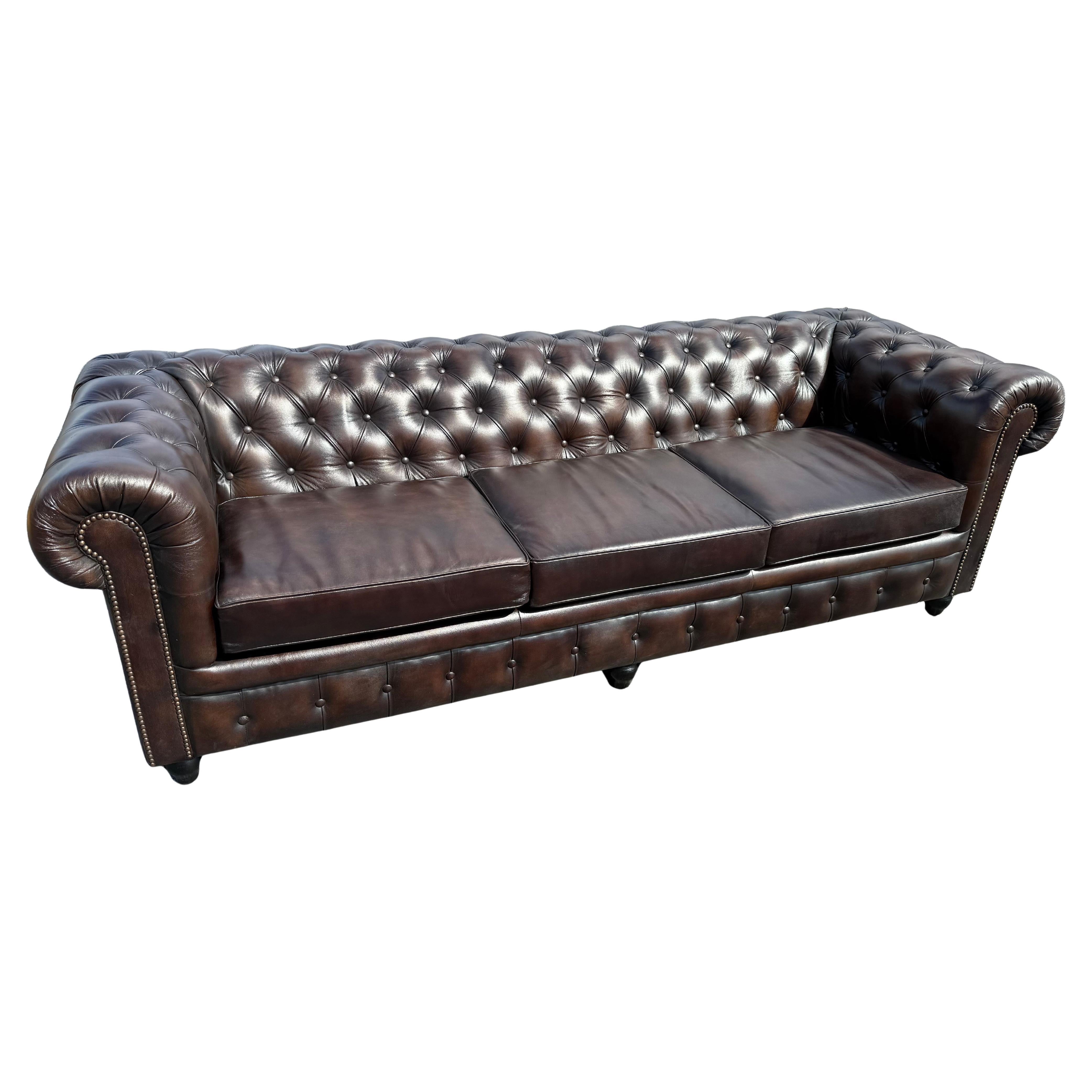 Magnifique canapé Chesterfield en cuir marron tacheté de 8 pieds, fabriqué sur mesure à l'anglaise en vente
