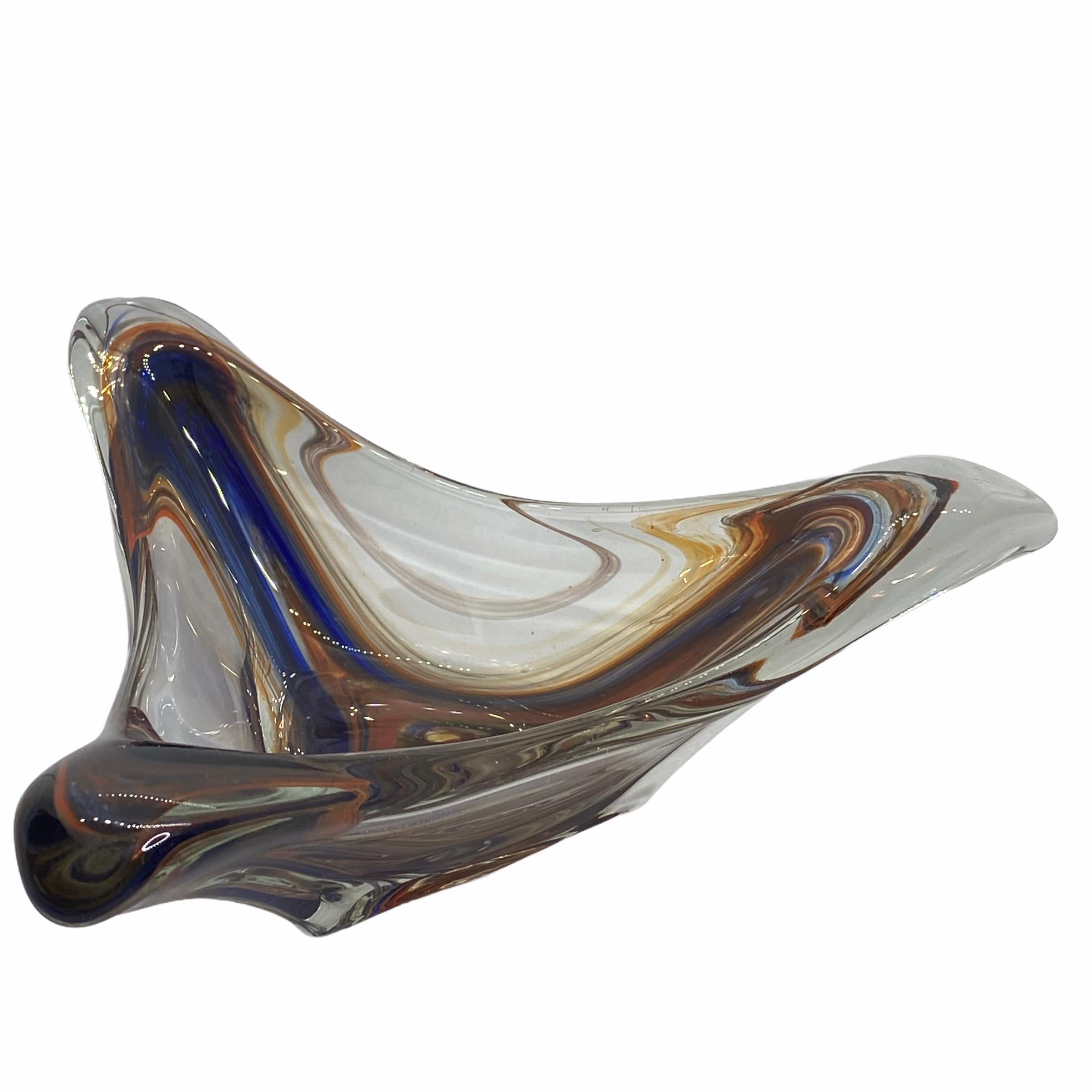 Gorgeous hand blown Murano art glass piece with Sommerso and bullicante techniques. A beautiful organic shaped bowl or catchall, Italy, 1980s.