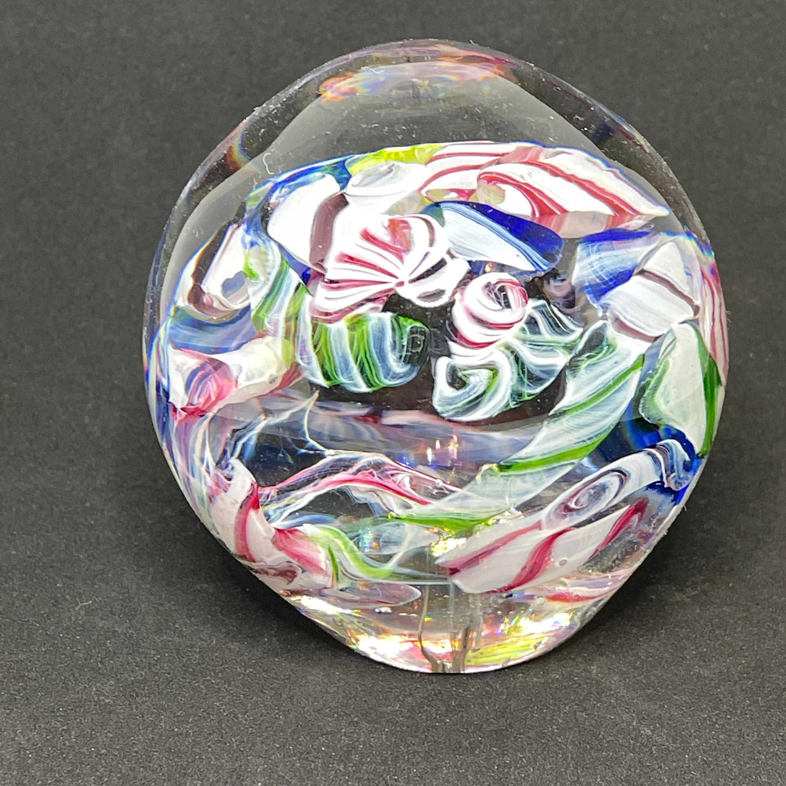 Magnifique presse-papier en verre d'art italien soufflé à la main de Murano. Un bel ajout à votre bureau.
