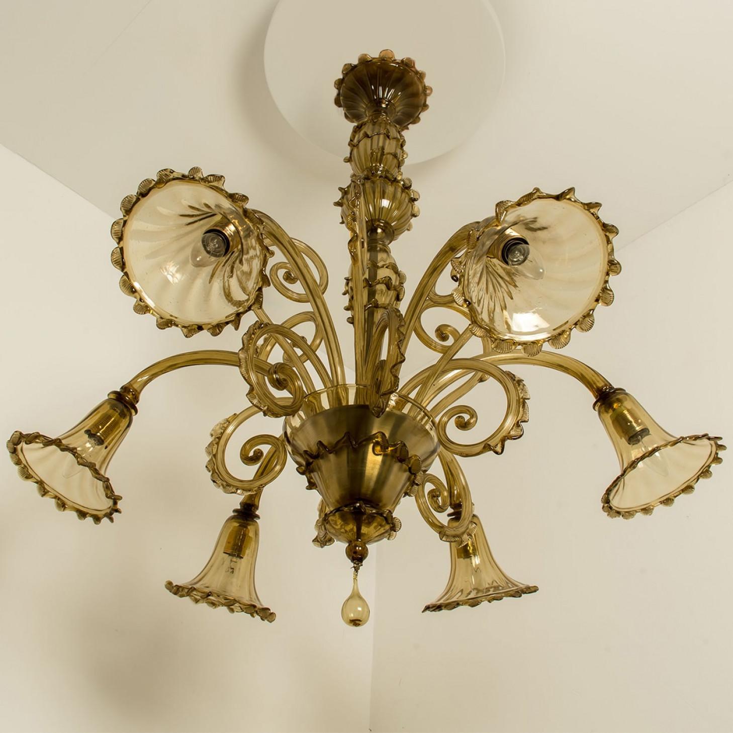 Preciosa araña de 6 brazos de cristal ámbar de Murano, años 70 en venta 2