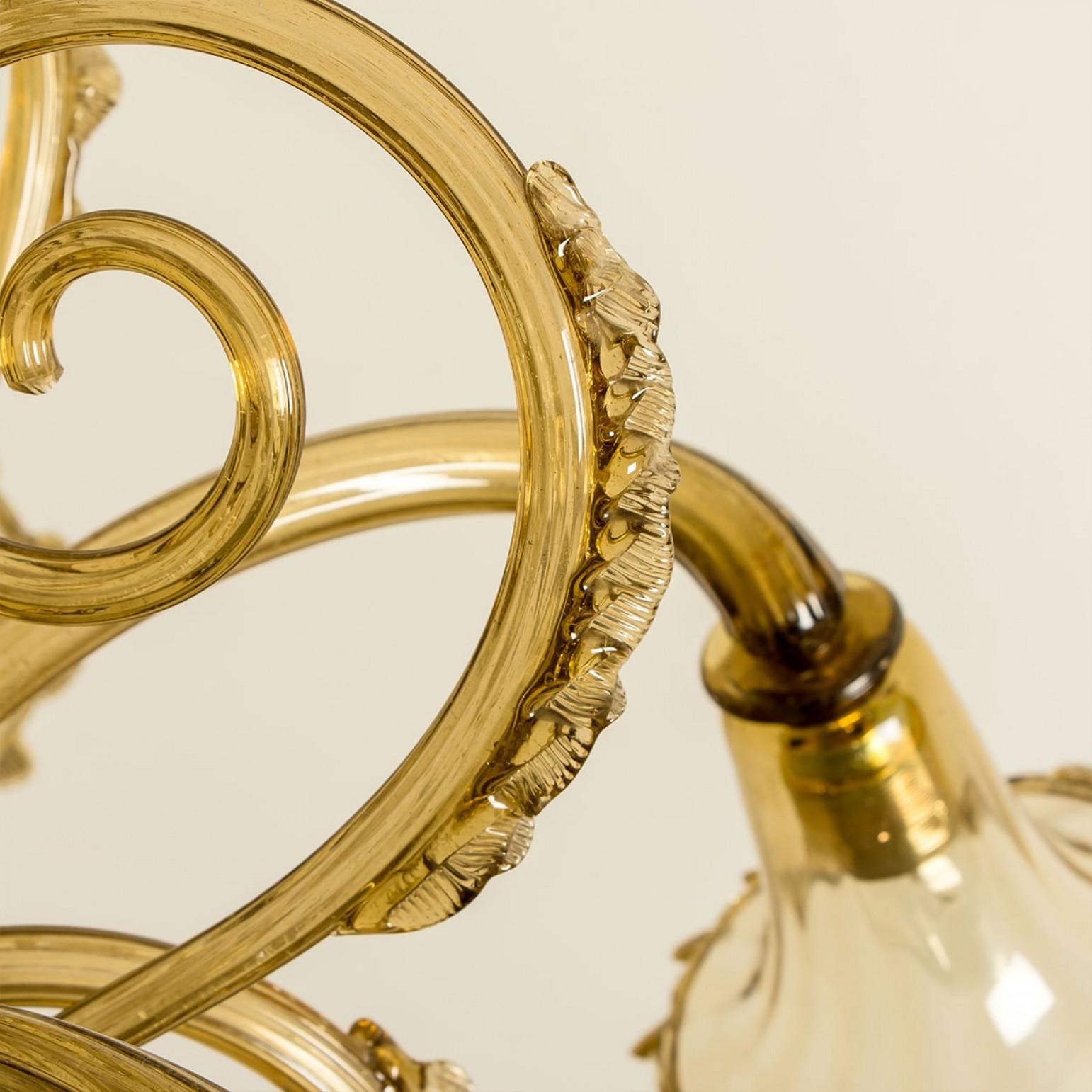 Preciosa araña de 6 brazos de cristal ámbar de Murano, años 70 en venta 3