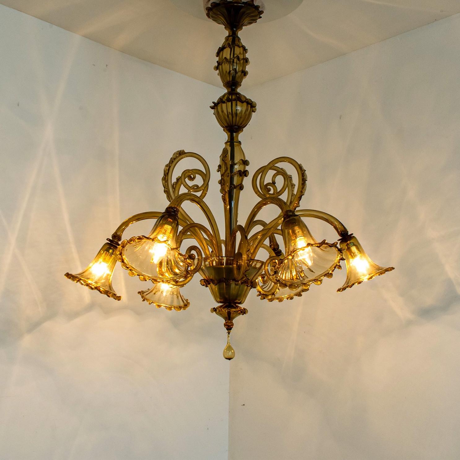 Preciosa araña de 6 brazos de cristal ámbar de Murano, años 70 en venta 9