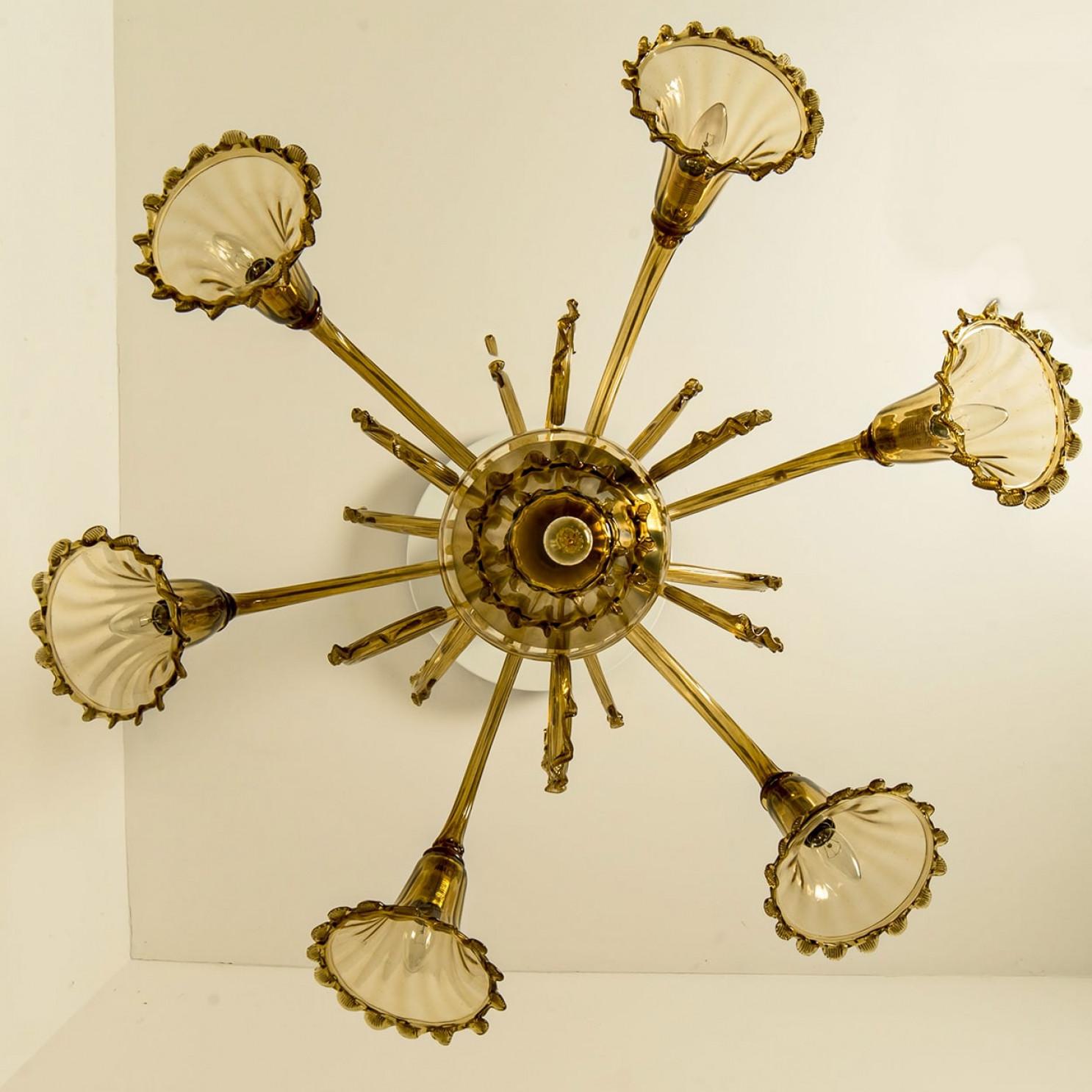 Preciosa araña de 6 brazos de cristal ámbar de Murano, años 70 en venta 11