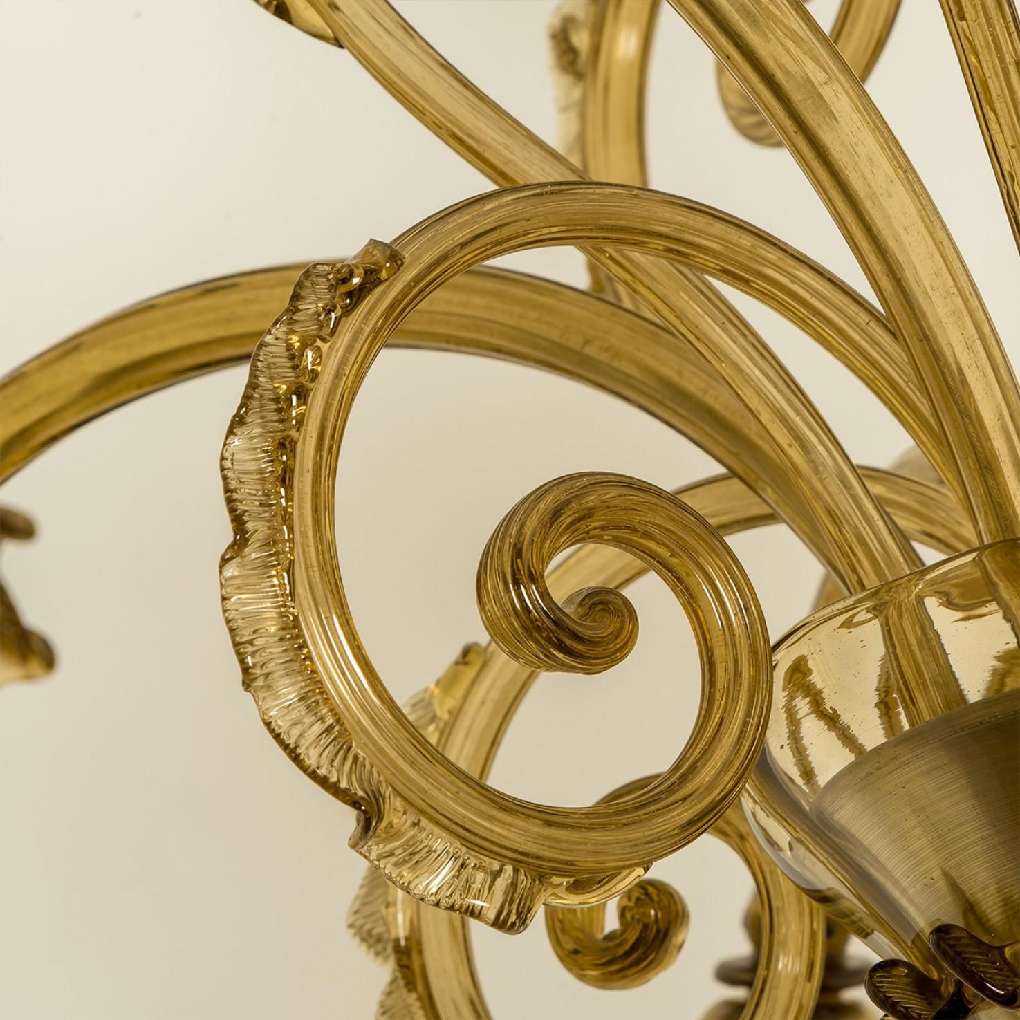 Preciosa araña de 6 brazos de cristal ámbar de Murano, años 70 Otro en venta