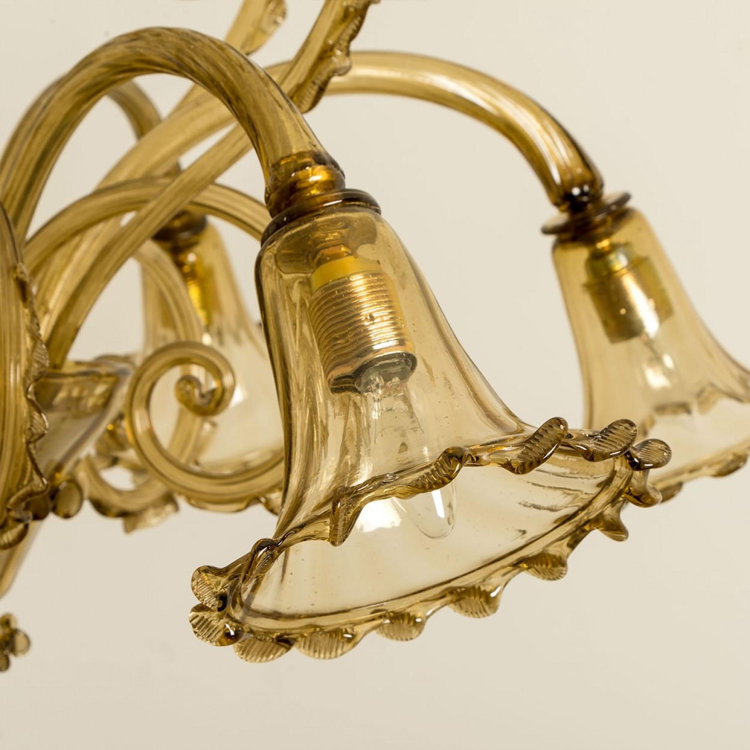 Preciosa araña de 6 brazos de cristal ámbar de Murano, años 70 en venta 1