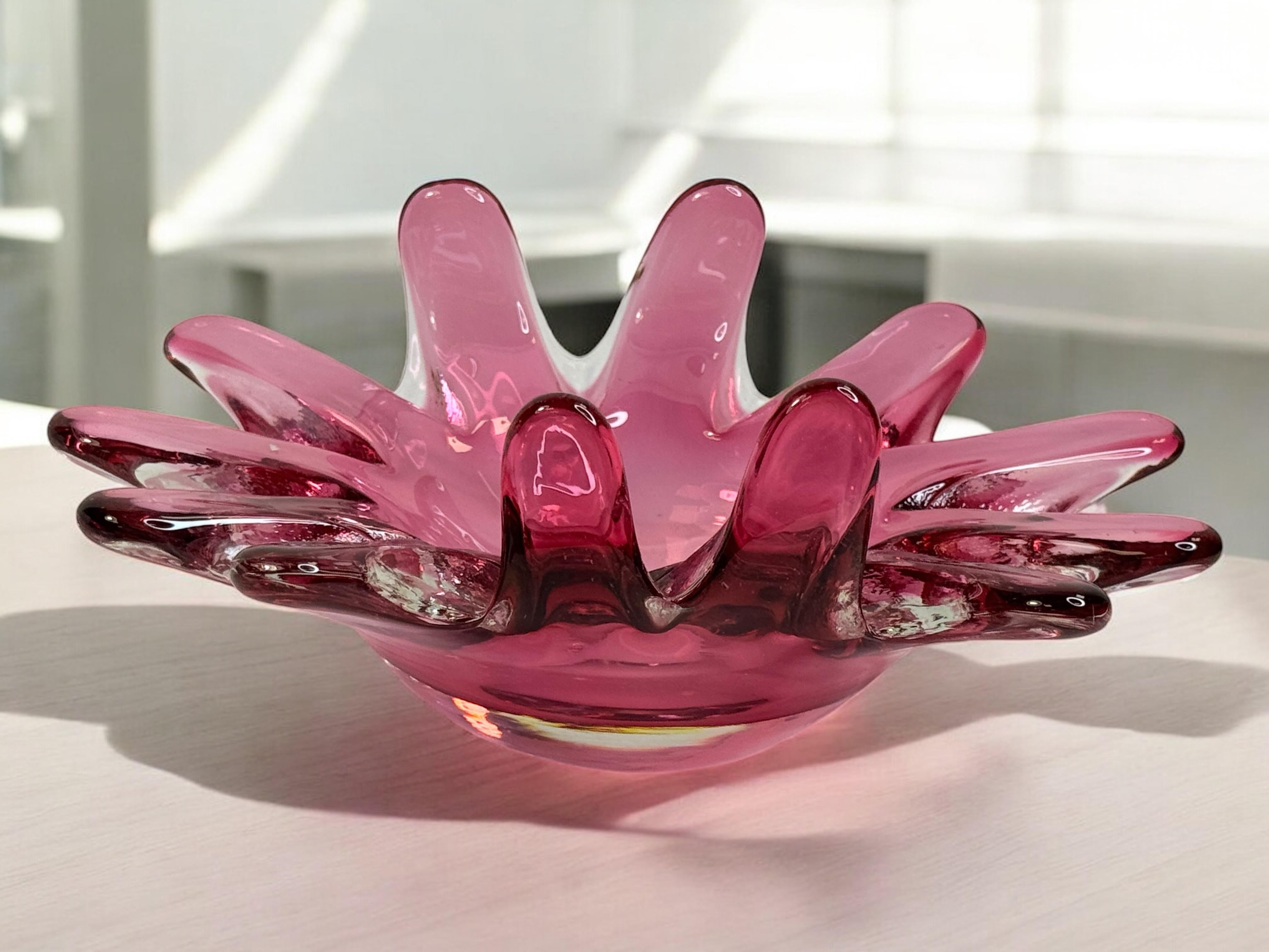 Beautiful Murano Art Glass Sommerso Fruit Bowl Pink and Clear Vintage, Italy For Sale 6