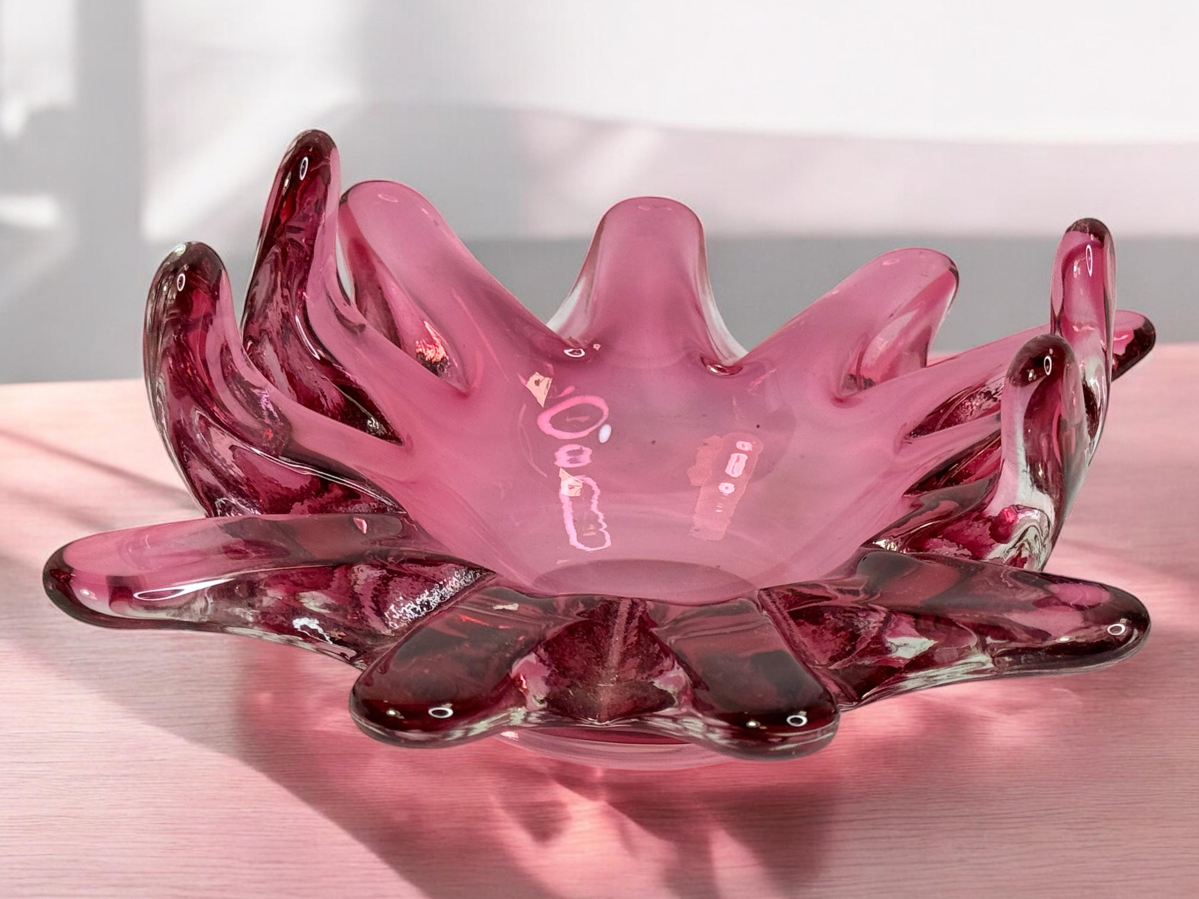 Beautiful Murano Art Glass Sommerso Fruit Bowl Pink and Clear Vintage, Italy For Sale 8
