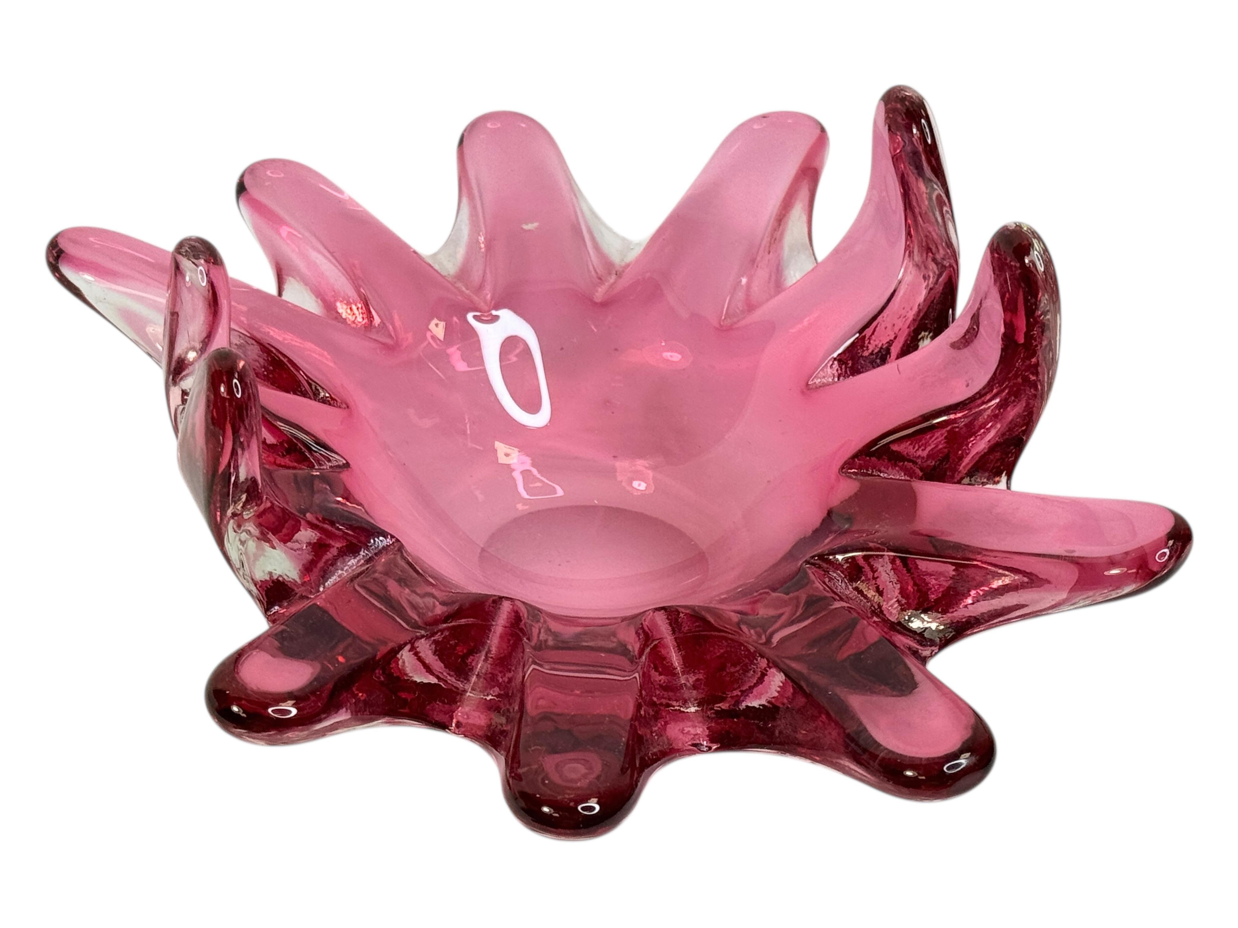 An amazing Venetian Murano glass bowl in a nice different shades of pink and clear color. A highly decorative piece useful as centre piece or bowl, candy bowl or fruit bowl, Italy, 1970s. Found at an estate sale in Nuremberg, Germany. A nice